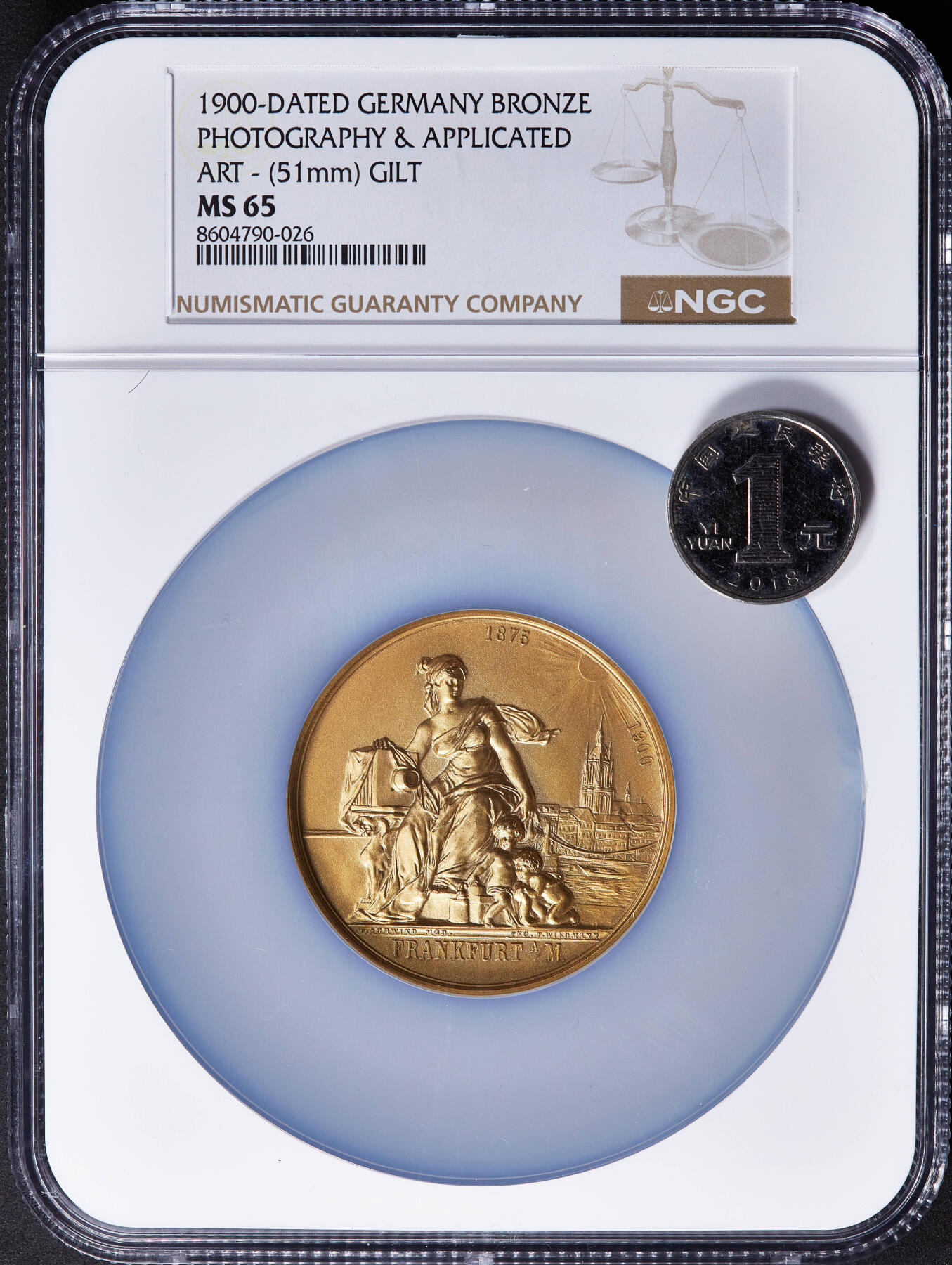 【俄甄集藏】2025年(045)12-03 星期三 晚 19:30 全场包邮 德国1900年纪念法兰克福摄影与艺术协会成立25周年镀金大铜章，NGC MS65，设计精美，金水足，直径：51mm