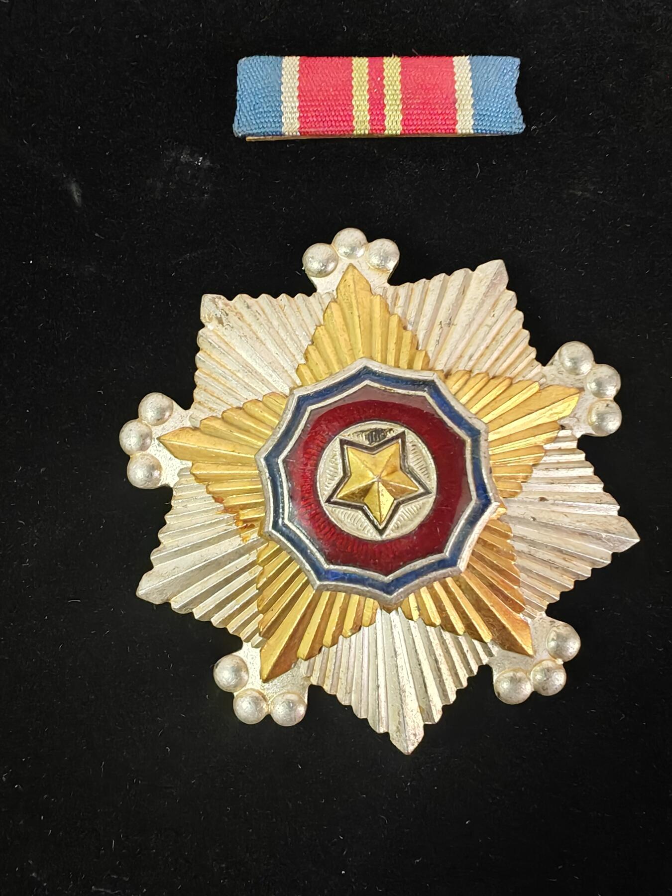 朝鲜二级国旗加略章