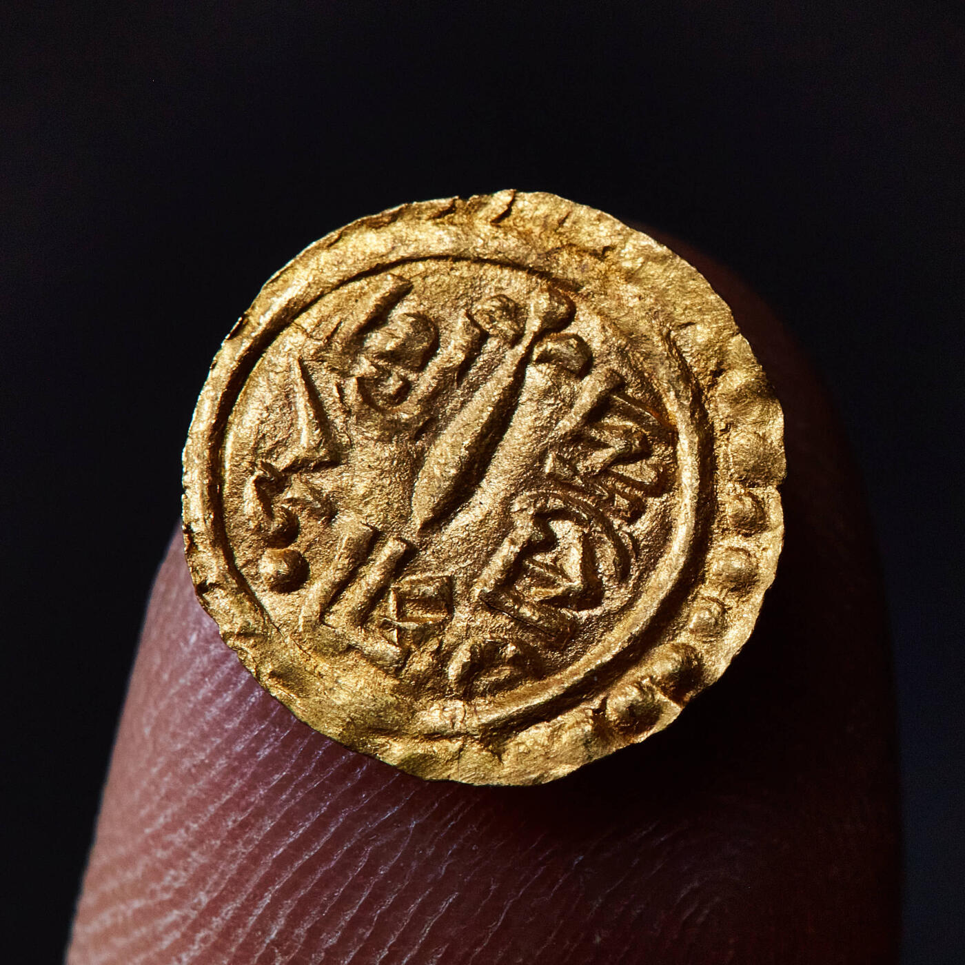 【俄甄集藏】2025年(045)12-03 星期三 晚 19:30 全场包邮 尼泊尔王国1847-1881年苏伦德拉国王1/2莫哈金币，直径：14mm，重量：0.4克，稀少品种，UNC品相