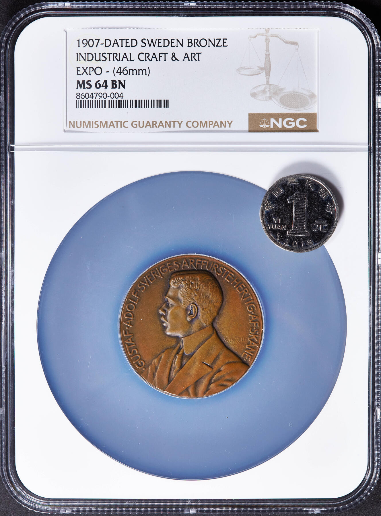 【俄甄集藏】2025年(045)12-03 星期三 晚 19:30 全场包邮 瑞典1907年古斯塔夫·阿道夫亲王（后来的国王古斯塔夫六世）半身像纪念工业工艺与艺术博览会在隆德市举办大铜章，NGC MS64，巧克力包浆，设计精美，直径：46mm，少见品种