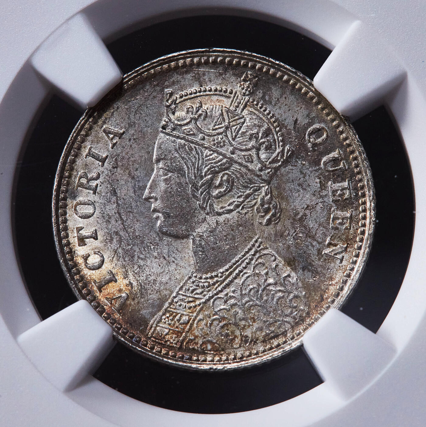 【俄甄集藏】2025年(045)12-03 星期三 晚 19:30 全场包邮 英属印度1862年维多利亚高冠1/4卢比银币，NGC MS62，加尔各答厂，黄油环彩，原光品相