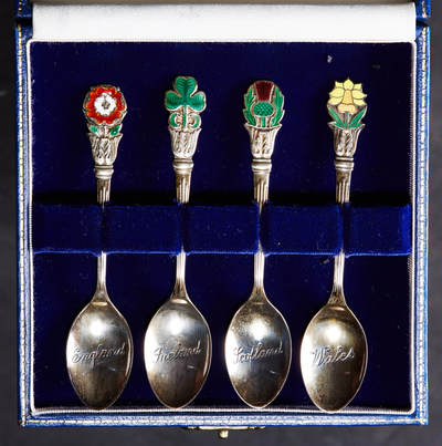 【俄甄集藏】2025年(045)12-03 星期三 晚 19:30 全场包邮 - 英国伯明翰1985年著名珠宝品牌马宾与韦伯出品英伦三岛四地国花样式（英格兰玫瑰/苏格兰蓟/威尔士水仙花/北爱尔兰三叶草），珐琅彩纪念银勺，原盒，勺单体长：100mm，宽：20mm，总重量：28.53克，保存完好