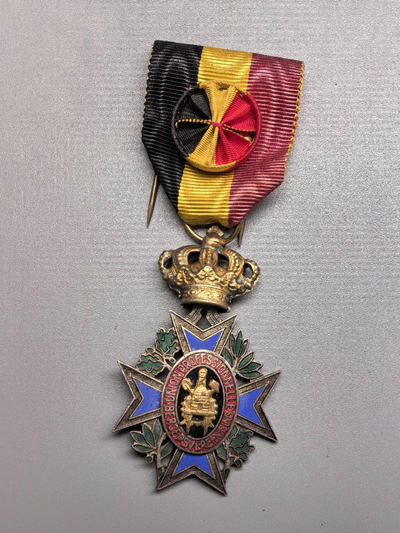 小驴勋章奖章收藏11月29日周六晚六点拍卖（珍爱和平，收藏战争，铭记历史，勿忘国耻，忠党爱国。有偿代拍，送拍规则在简介最后，参拍须阅读规则后再参拍，关系到运费包装发货时效真假辨别等关键信息，拍卖时不再发原图，看大图店主微信码在拍卖店铺介绍里） 比利时一级劳工勋章
