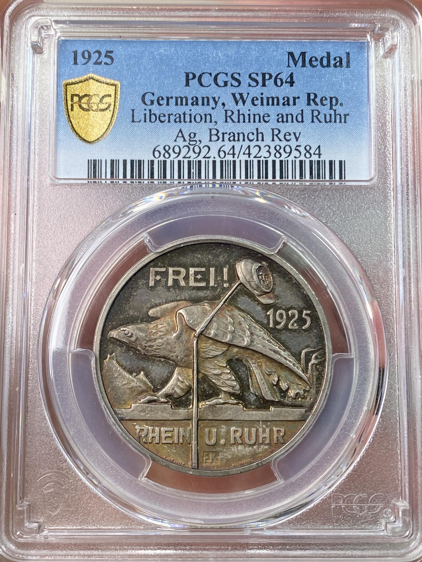 万国钱币拍卖第056期 PCGS SP64 1925年德国银章 解放莱茵兰和鲁尔工业区 精制工艺 绝美镜面五彩 实物绝美 正面拟人化的德意志雄鹰，撞倒法国军帽的杆子，上书德语 FREI ！