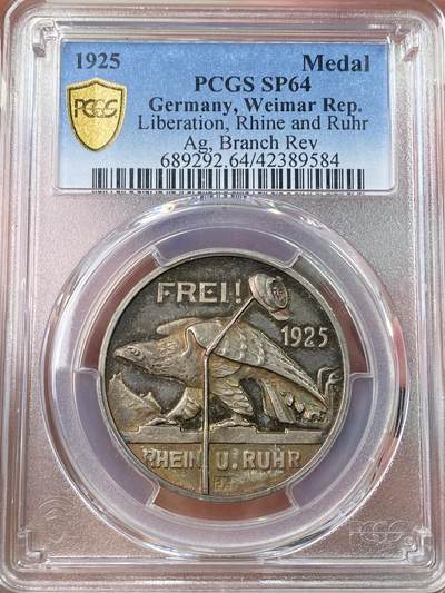 万国钱币拍卖第056期 - PCGS SP64 1925年德国银章 解放莱茵兰和鲁尔工业区 精制工艺 绝美镜面五彩 实物绝美 正面拟人化的德意志雄鹰，撞倒法国军帽的杆子，上书德语 FREI ！"自由！"。左边是巍峨山脉，右边是工厂烟囱，分别象征莱茵兰景观和鲁尔工业区。以此表达对1925年法国撤军的激动心情。背面橡树枝叶，七行铭文。大意就是没有莱茵兰，就没有祖国的统一。强烈的危机感，知耻而后勇。德法恩恩怨怨，直至二次大战爆发。