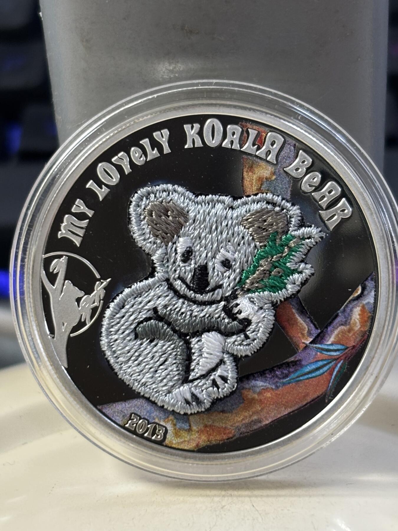 第183期拍卖 帕劳2013年考拉镶嵌实体瑞士刺绣针织纪念银币带证书，925银，25克，发行2013枚，有氧化