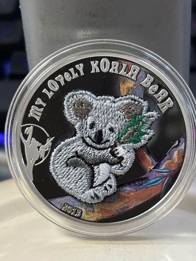 第183期拍卖 - 帕劳2013年考拉镶嵌实体瑞士刺绣针织纪念银币带证书，925银，25克，发行2013枚，有氧化