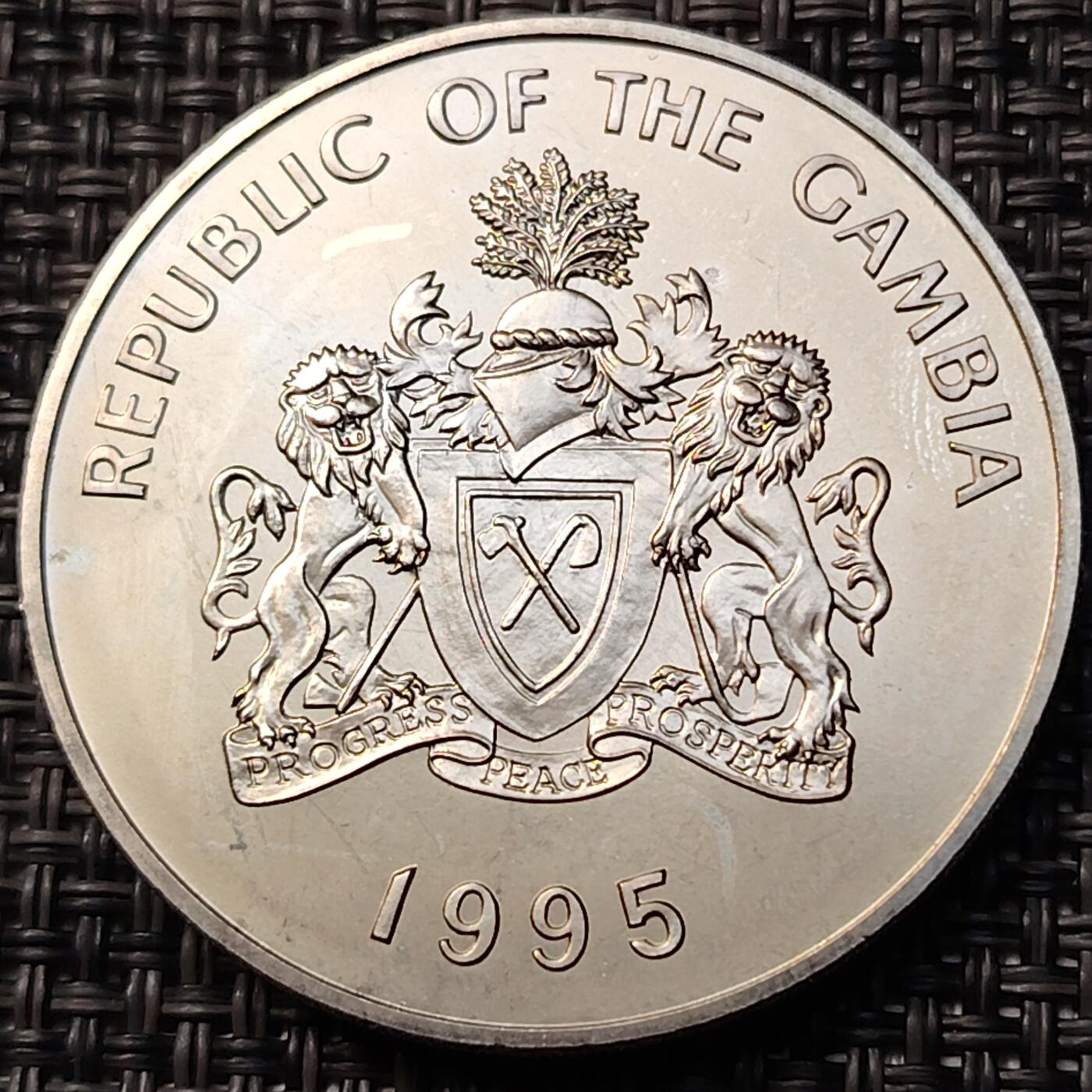 布加迪🐬～世界钱币(上海)🌾第 262 期 /  各国套币和散币 冈比亚🇬🇲 1995年 20达拉西 联合国成立50周年纪念币