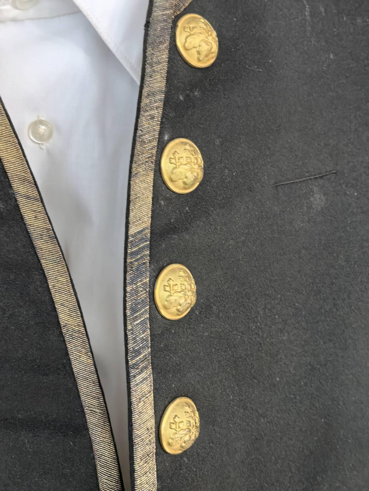 小驴勋章奖章收藏11月29日周六晚六点拍卖（珍爱和平，收藏战争，铭记历史，勿忘国耻，忠党爱国。有偿代拍，送拍规则在简介最后，参拍须阅读规则后再参拍，关系到运费包装发货时效真假辨别等关键信息，拍卖时不再发原图，看大图店主微信码在拍卖店铺介绍里） 日本文官燕尾服礼服带白衬衣，羊毛金属刺绣，大小未测量，运输途中刺绣部分有概率会脱落，介意勿拍