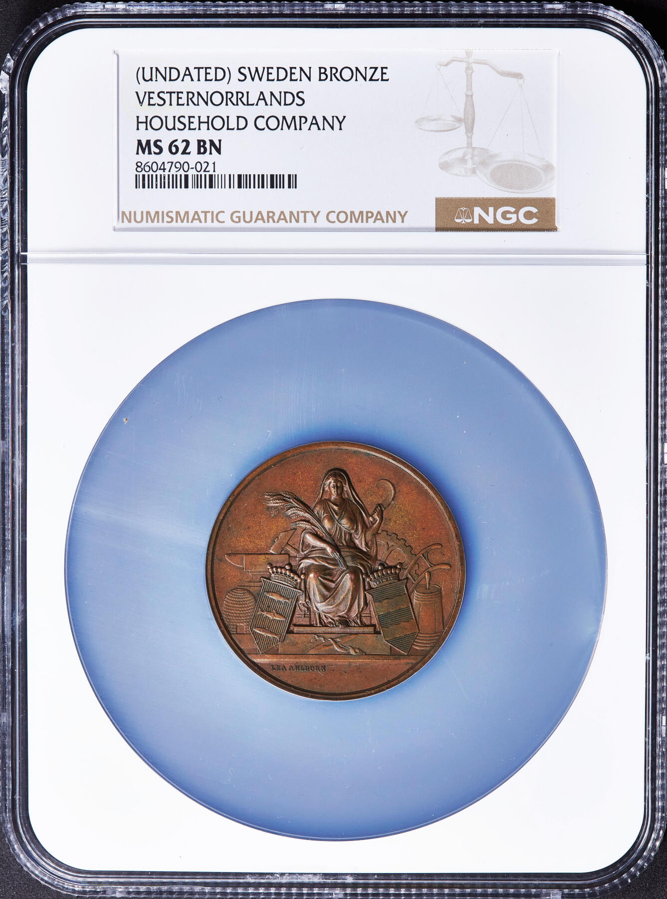 【俄甄集藏】2025年(045)12-03 星期三 晚 19:30 全场包邮 瑞典19世纪西诺尔兰省皇家农业协会大铜章，NGC MS62，巧克力包浆，高浮雕，著名女性设计师丽·阿尔伯恩作品，直径：47mm，盒体边缘有小破损，见详图
