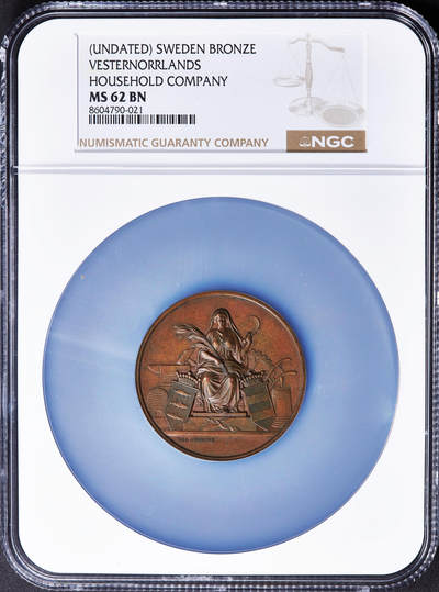 【俄甄集藏】2025年(045)12-03 星期三 晚 19:30 全场包邮 - 瑞典19世纪西诺尔兰省皇家农业协会大铜章，NGC MS62，巧克力包浆，高浮雕，著名女性设计师丽·阿尔伯恩作品，直径：47mm，盒体边缘有小破损，见详图