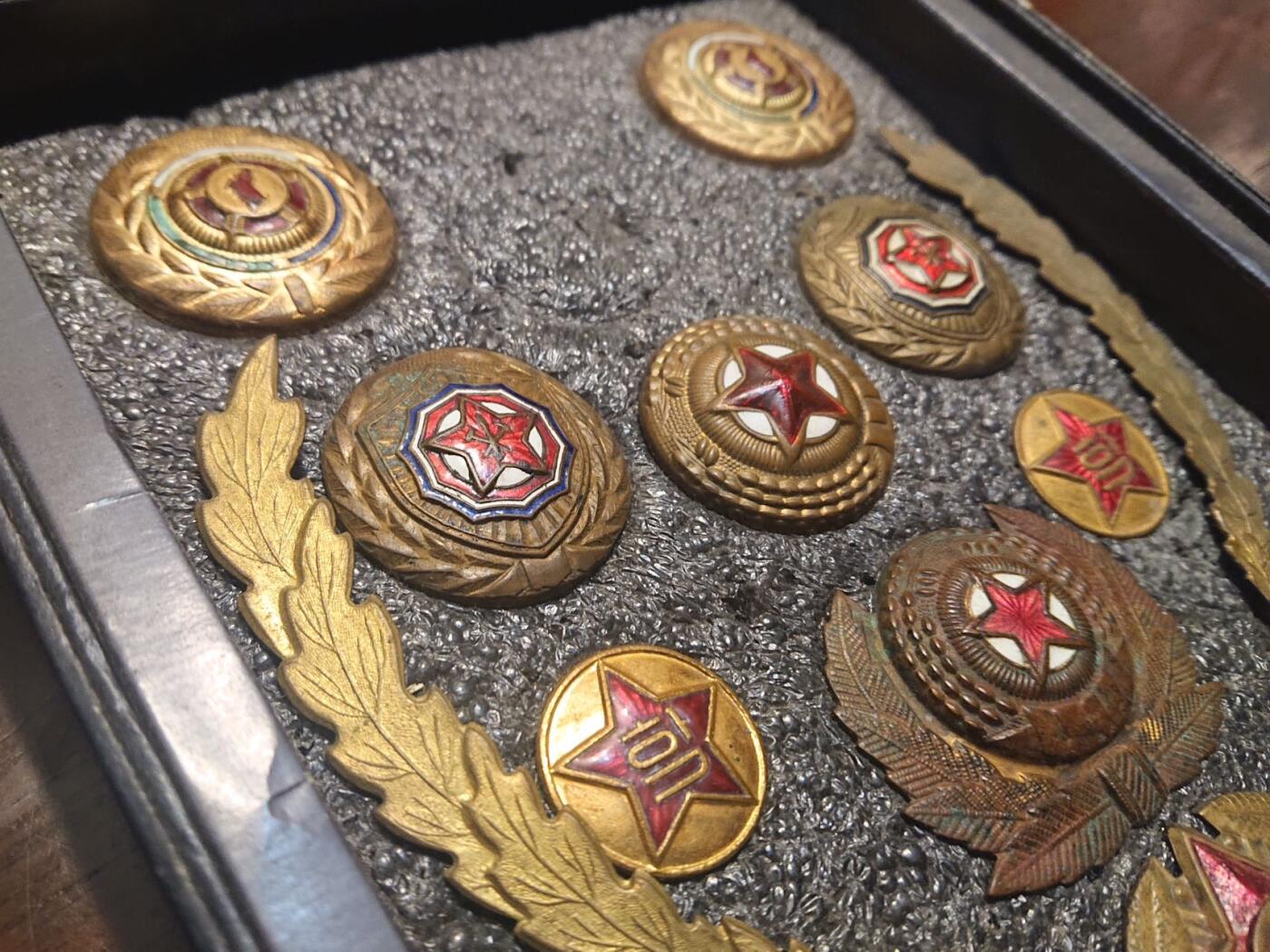 【第貳場】近代勋奖章徽章服饰杂项专场 鸭绿江畔 人民军—陆、空、外事、军校等标识一组