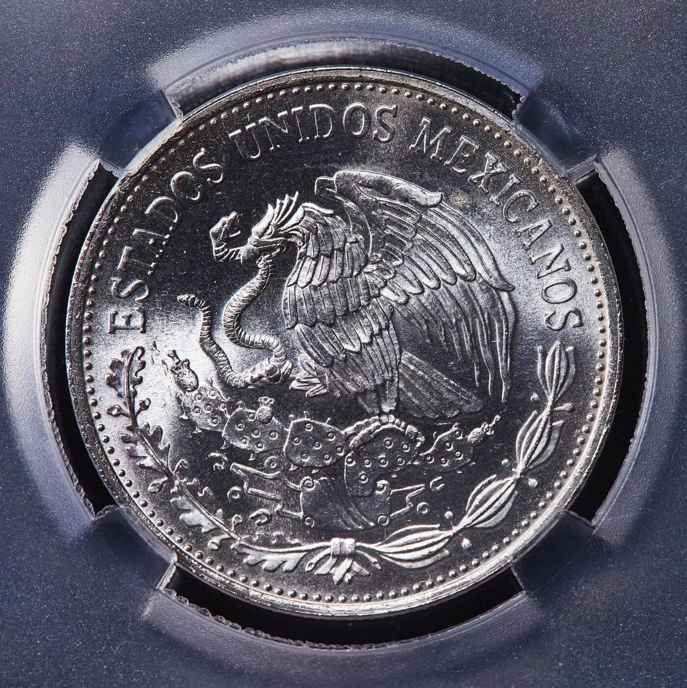 【俄甄集藏】2025年(045)12-03 星期三 晚 19:30 全场包邮 墨西哥1988年纪念石油工业国有50周年50比索银币，TQG MS64PL，类精制底板，重：15.55克，含银量：99.9%银，发行量：30000枚，设计精美，稀少品种，大部分回炉化掉了