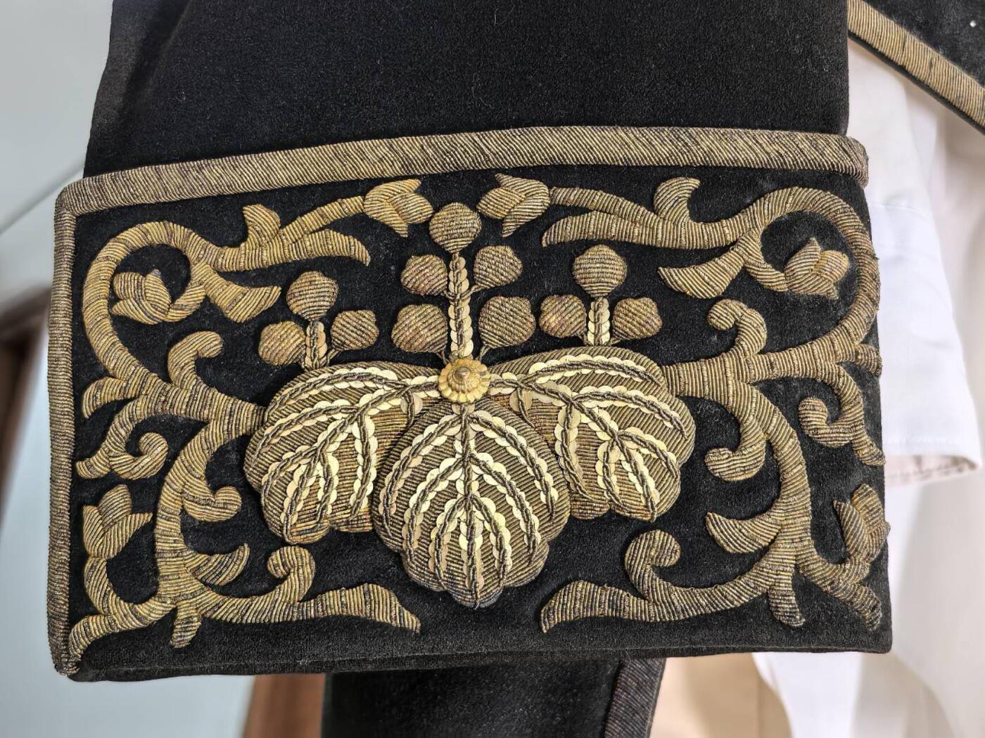 小驴勋章奖章收藏11月29日周六晚六点拍卖（珍爱和平，收藏战争，铭记历史，勿忘国耻，忠党爱国。有偿代拍，送拍规则在简介最后，参拍须阅读规则后再参拍，关系到运费包装发货时效真假辨别等关键信息，拍卖时不再发原图，看大图店主微信码在拍卖店铺介绍里） 日本文官燕尾服礼服带白衬衣，羊毛金属刺绣，大小未测量，运输途中刺绣部分有概率会脱落，介意勿拍