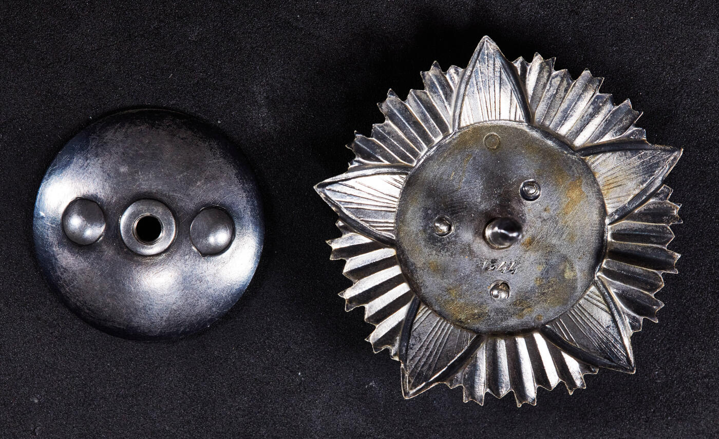 【俄甄集藏】2025年(045)12-03 星期三 晚 19:30 全场包邮 蒙古轮版战斗红旗勋章，银质珐琅镀金，珐琅完好，1344号，全品，直径：55mm