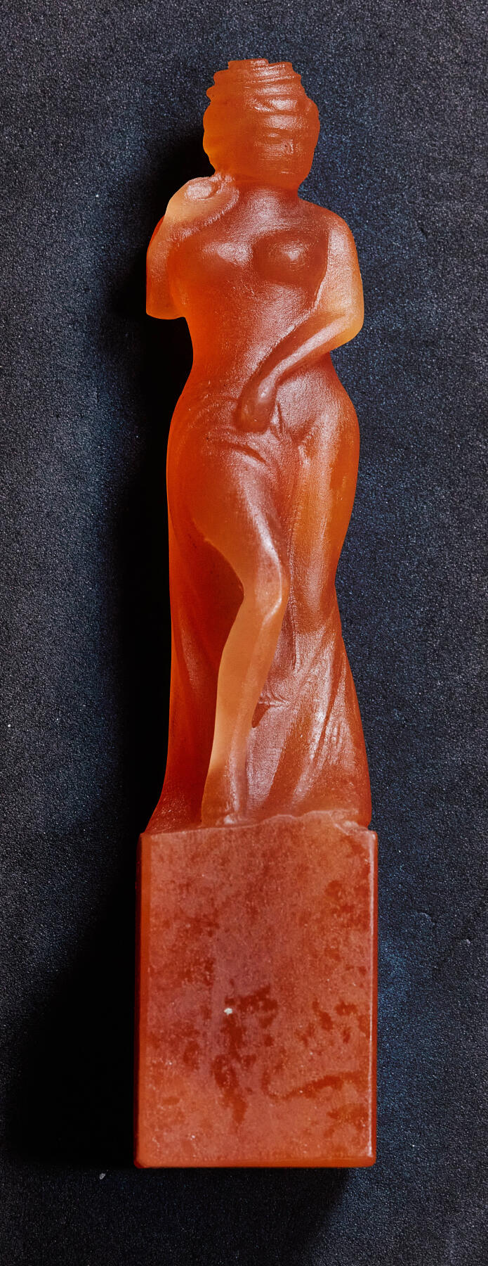 【俄甄集藏】2025年(045)12-03 星期三 晚 19:30 全场包邮 精美桔子冻石侍女像印章（产地中国青海），高：125mm，底座：25 x 25mm，重量：102克，颜色明丽，润如桔肉