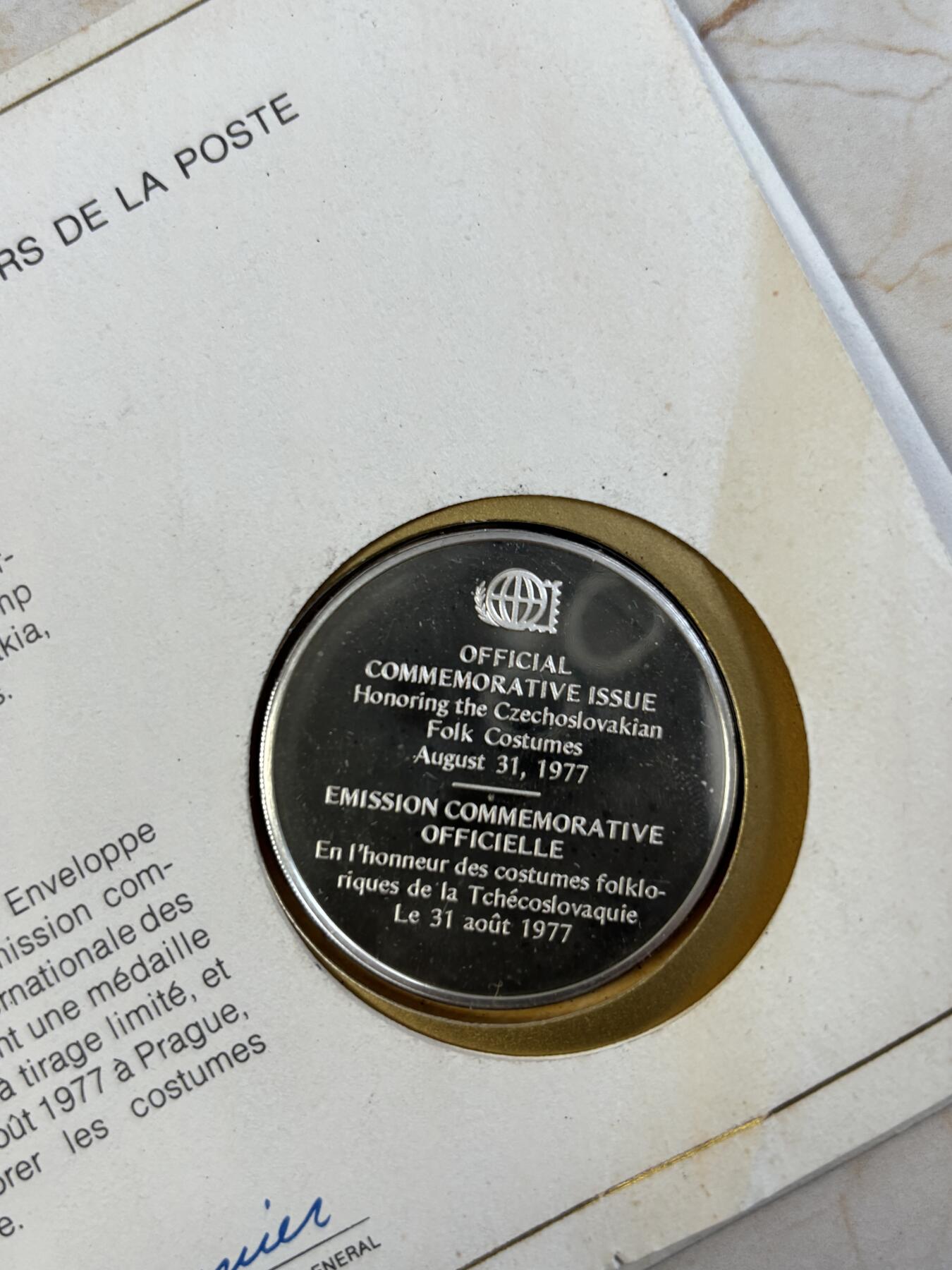 第183期拍卖 美国富兰克林造币厂1977年发行妇女绣花银纪念章邮币封，925银，21.15克，直径39毫米