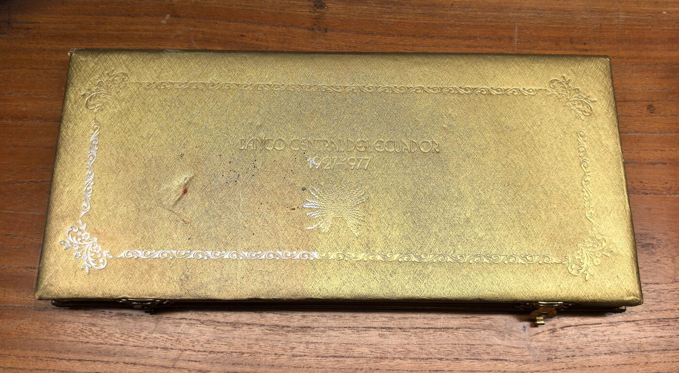 纫秋兰以为佩·凡希社微拍感恩专场 1977厄瓜多尔央行五十周年黄铜试铸样币五枚套，附原厂锦盒，币品黄亮，保存状态堪称完美。