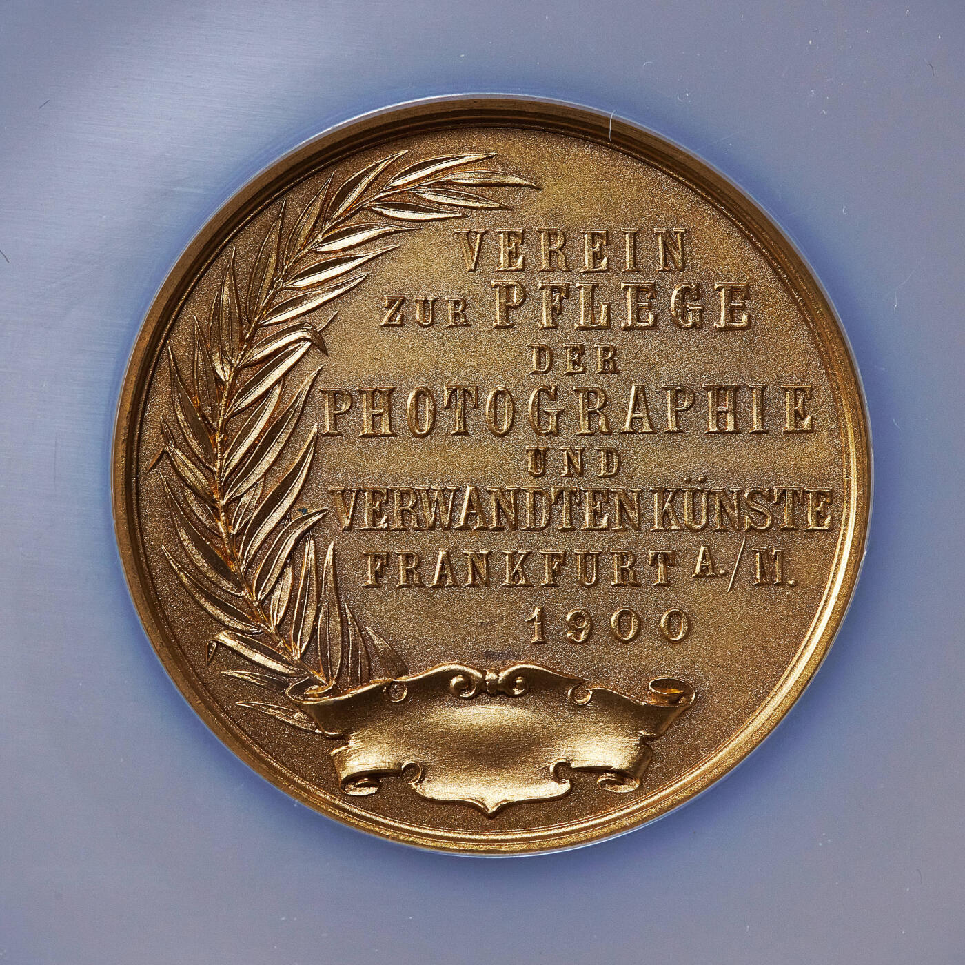 【俄甄集藏】2025年(045)12-03 星期三 晚 19:30 全场包邮 德国1900年纪念法兰克福摄影与艺术协会成立25周年镀金大铜章，NGC MS65，设计精美，金水足，直径：51mm