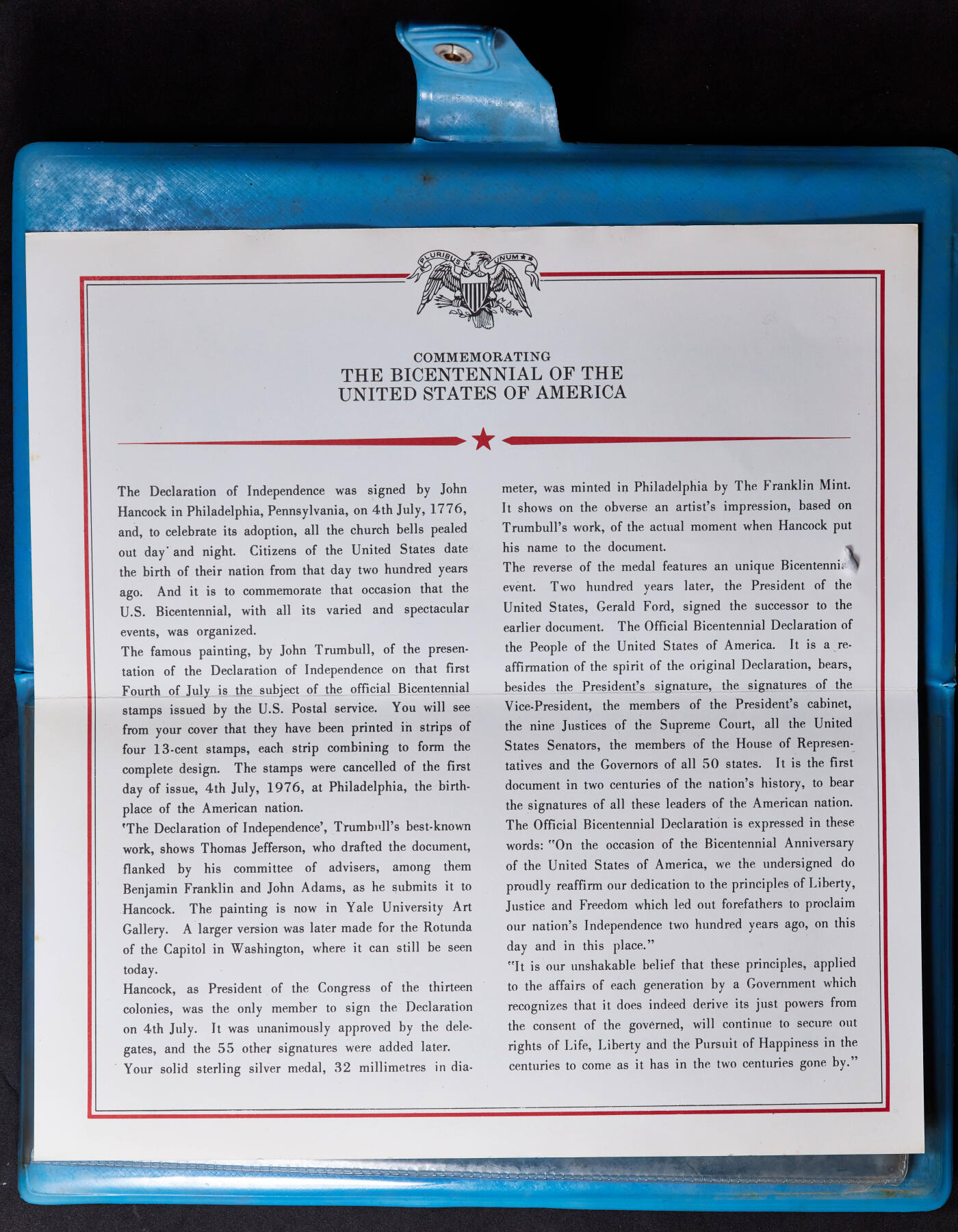 【俄甄集藏】2025年(045)12-03 星期三 晚 19:30 全场包邮 美国1976年纪念建国200周年精制银章邮币封，富兰克林造币厂制造，银章重14.1748克，含银量：92.5银，外皮有老化开裂