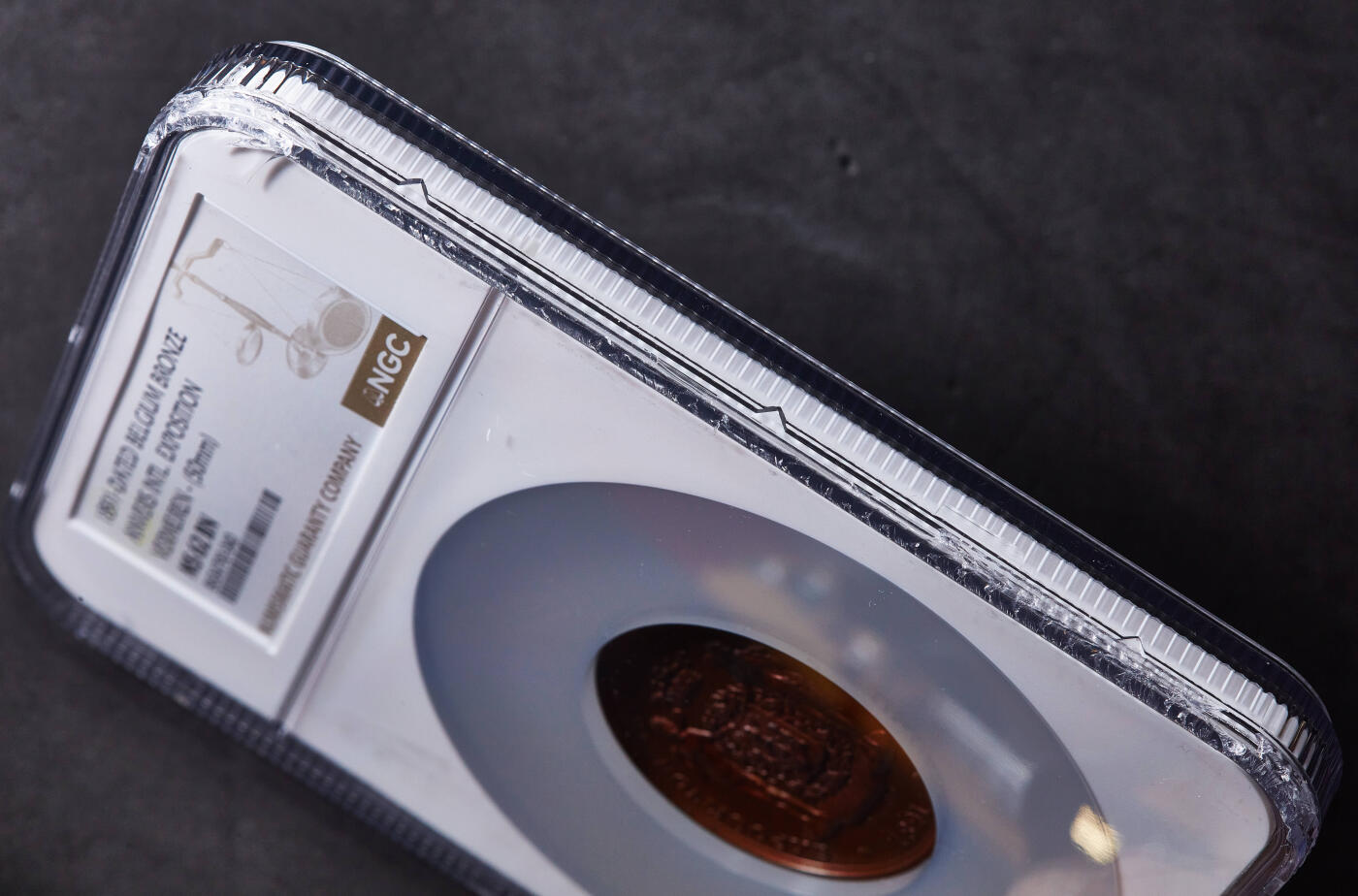 【俄甄集藏】2025年(045)12-03 星期三 晚 19:30 全场包邮 比利时1891年纪念安特卫普国际博览会大铜章，NGC MS62，红铜原包浆，高浮雕，雕刻家M·韦尔梅伦作品，直径：50mm，盒体边缘有小破损，见详图