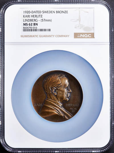 【俄甄集藏】2025年(045)12-03 星期三 晚 19:30 全场包邮 - 瑞典1920年纪念著名杂志出版商卡里·赫利茨大铜章，NGC MS62，表彰其传播北欧文化的突出贡献，巧克力包浆，高浮雕，背面为北欧神话斯堪的纳维亚女神，名家林德伯格作品，直径57mm，少见品种