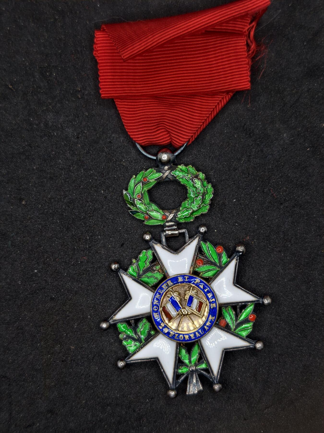 凯旋世界勋赏（第20期）（欢迎送拍）（对拍品有疑问请询问客服，不接受到手刀，出价默认拍品品相。请认真阅读拍卖规则！出价默认已认可！）（收到货请录制开箱视频，无视频概不处理问题。） 法兰西第五共和国荣誉军团勋章骑士级，珠宝版