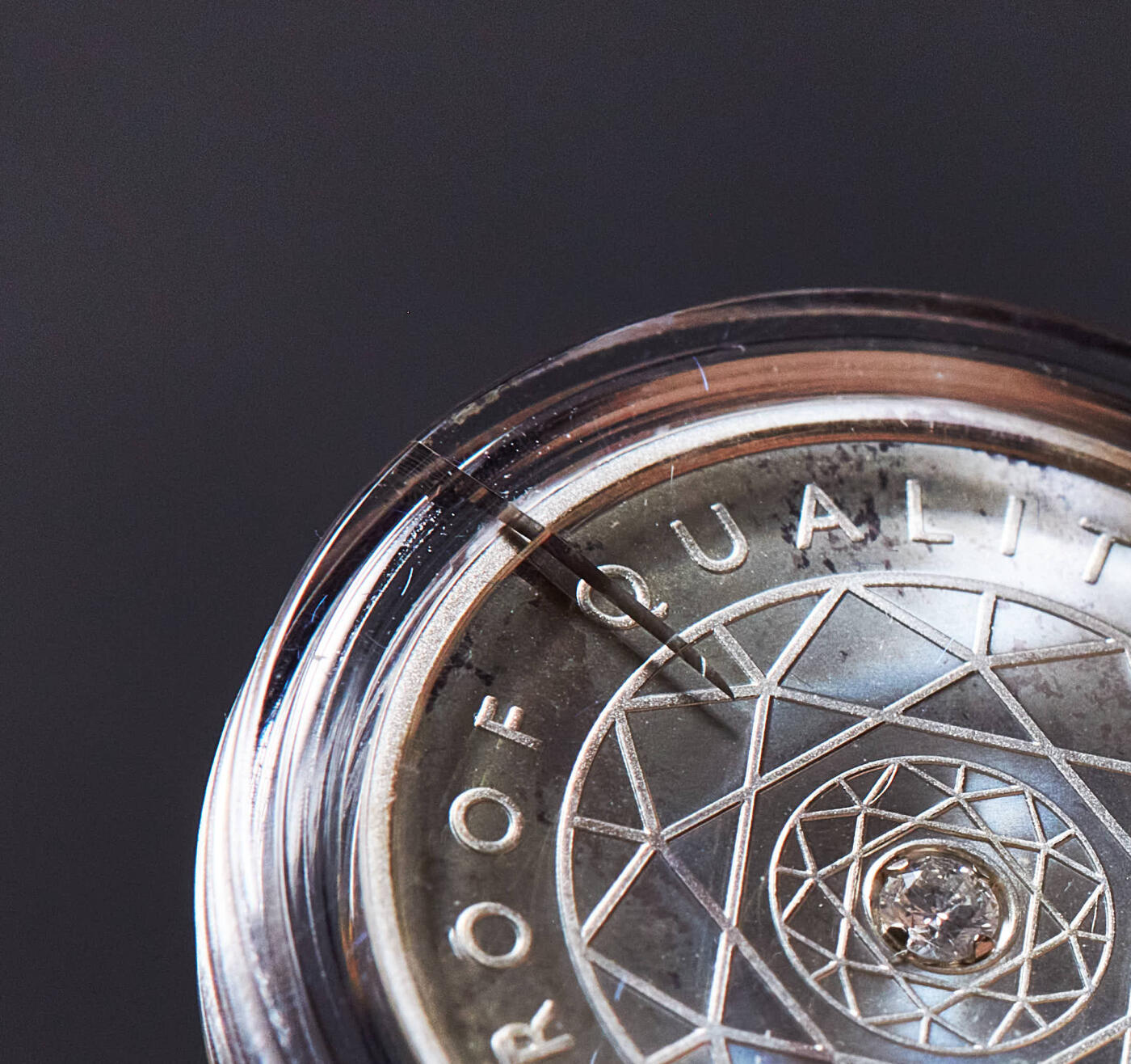 【俄甄集藏】2025年(045)12-03 星期三 晚 19:30 全场包邮 芬兰2003年1分-2欧元精制流通纪念币一套Proof Set，原木盒带证书，发行1000套，编号0609，含一枚镶嵌0.02ct钻石的银章，重7克，92.5%银，木外盒边缘有小磕碰，内亚克力保护透明盒有小裂，见详图