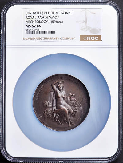 【俄甄集藏】2025年(045)12-03 星期三 晚 19:30 全场包邮 - 比利时19世纪皇家考古学院荣誉铜质奖章，NGC MS62，巧克力包浆，高浮雕，类精制底板，直径：59mm，著名雕刻家里奥·F·维尔纳作品