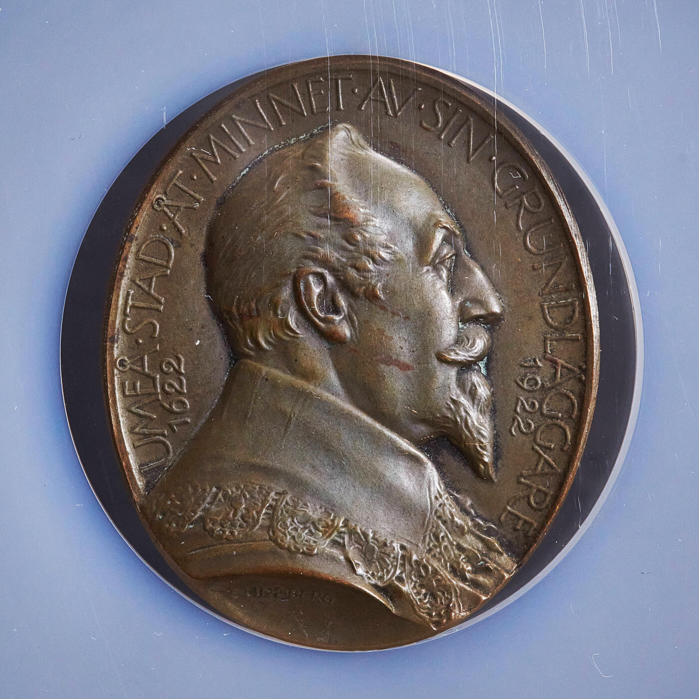 【俄甄集藏】2025年(045)12-03 星期三 晚 19:30 全场包邮 瑞典1922年古斯塔夫二世·阿道夫头像纪念于默奥建城300周年椭圆形大铜章，NGC MS62，巧克力包浆，尺寸：51mm×42mm，背面为于默奥市徽，名家林德伯格作品