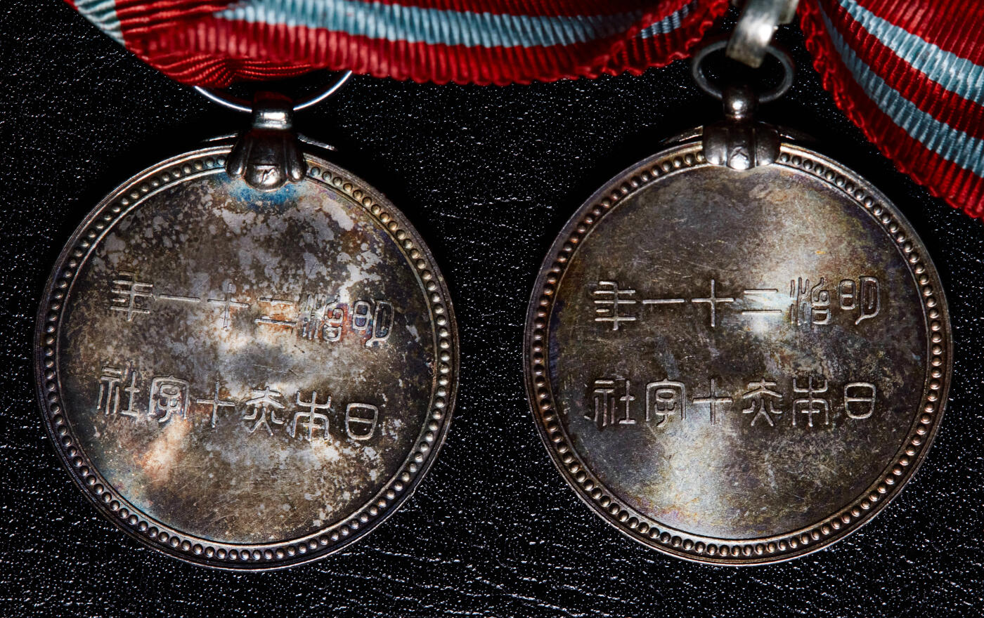 【俄甄集藏】2025年(045)12-03 星期三 晚 19:30 全场包邮 日本战时赤十字社纪念银章男授、女授2枚一对，材质为925银，直径：28mm，木盒无上盖