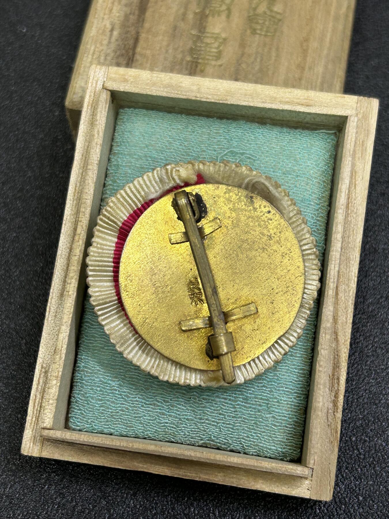 西秦中古拍卖第六十八期 不忘历史 抗战收藏 抗战时期日本在乡军人会官员徽章 带盒