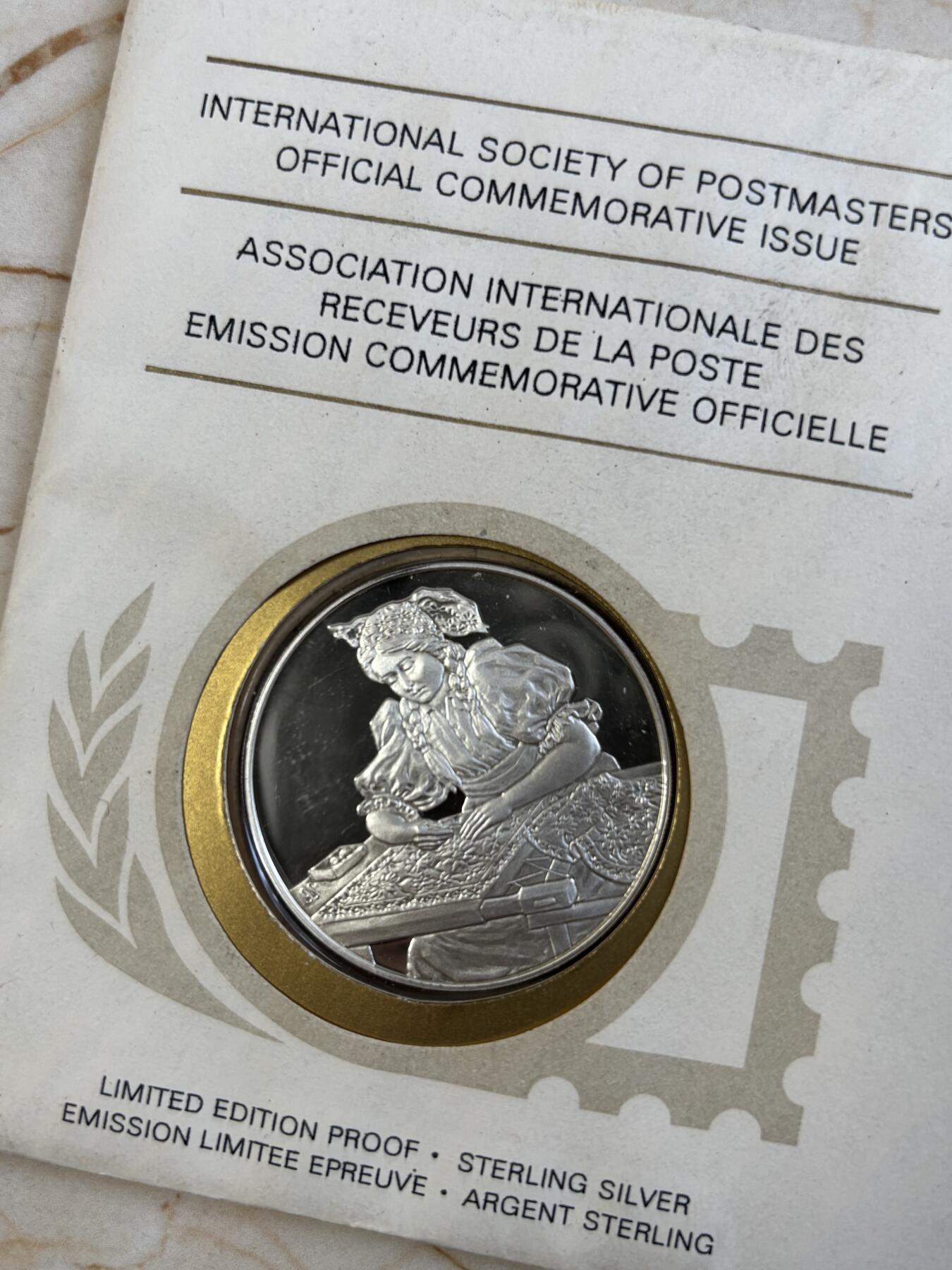 第183期拍卖 美国富兰克林造币厂1977年发行妇女绣花银纪念章邮币封，925银，21.15克，直径39毫米