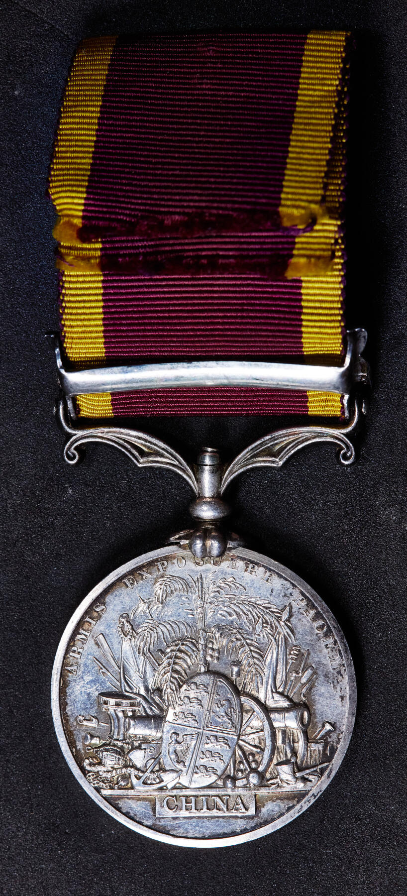 【俄甄集藏】2025年(045)12-03 星期三 晚 19:30 全场包邮 英国第二次鸦片战争银质勋章，带1857年勋条，直径：36mm，高：65mm，重量：39.92克，保存完好难得