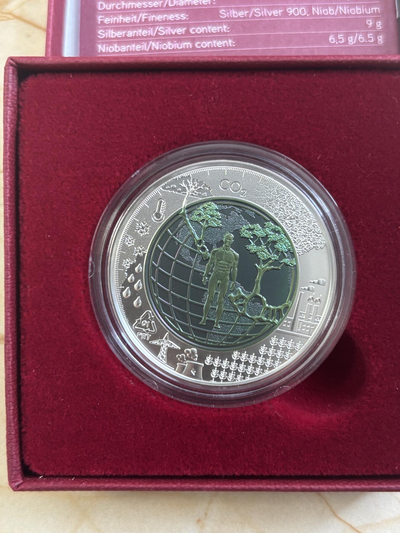 第183期拍卖 获奖奥地利2018年银铌系列16人类世银铌双金属币， ，金属:900银/998铌，重量:9克/6.5克，直径:34毫米，发行：65000枚， 获2020年克劳斯年度最佳双金属币