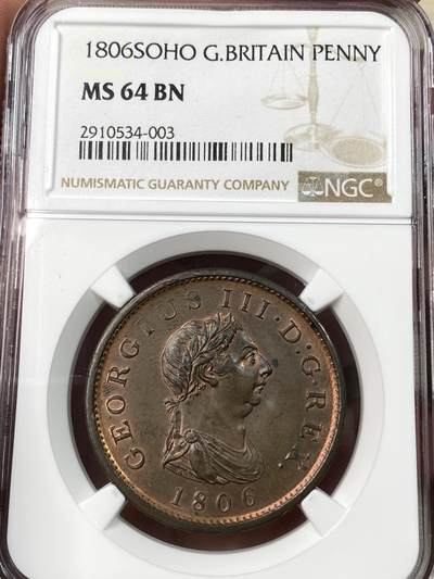 万国钱币拍卖第056期 - NGC MS64 1806年英国乔治三世便士铜币 SOHO厂出品 美丽巧克力 高分顶级状态，打制犀利，边齿完整，铜色包浆四溢。利用蒸汽动力铸币的第一批产品，工艺肉眼可见的提升了一大截。虽然是流通币，但是在底板的丝滑程度，币边的锐利程度，细节的清晰程度都接近一枚精制币的感觉。强压力使得币面转光流畅，气韵生动。一枚杰出的肖像与风景雕刻作品。桂冠英王乔治三世，海神不列颠尼娅。