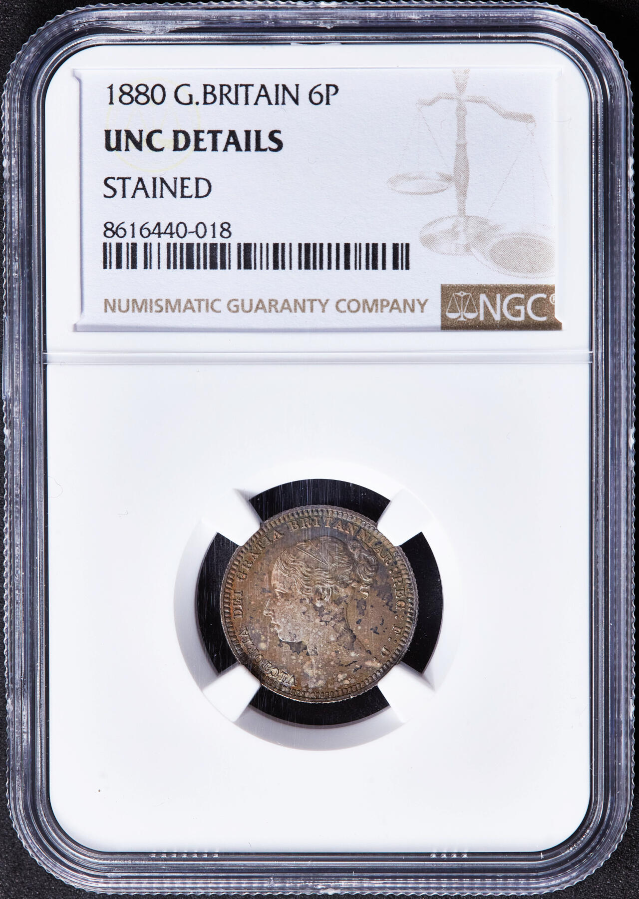 【俄甄集藏】2025年(045)12-03 星期三 晚 19:30 全场包邮 英国1880年维多利亚束发版6便士银币，NGC UNCD，五彩酱彩老包浆，细节犀利