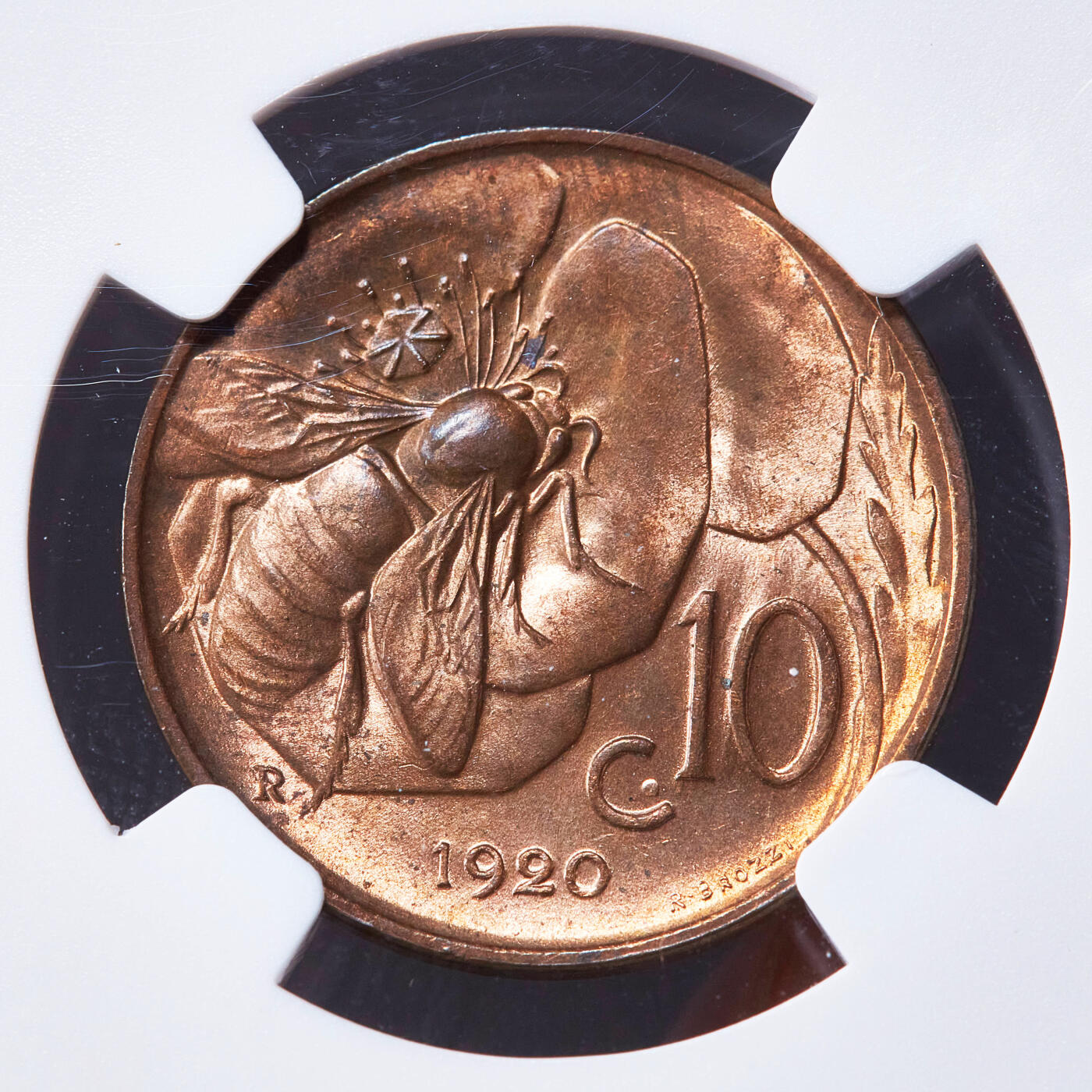 【俄甄集藏】2025年(045)12-03 星期三 晚 19:30 全场包邮 意大利1920年R版伊曼纽尔三世蜜蜂10分铜币，NGC MS65RB，原铜光闪闪，转光品相，钱币史上十分经典的设计，热门品种