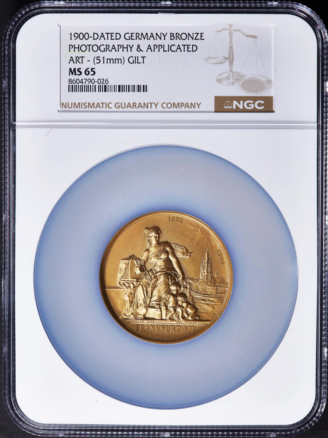 【俄甄集藏】2025年(045)12-03 星期三 晚 19:30 全场包邮 德国1900年纪念法兰克福摄影与艺术协会成立25周年镀金大铜章，NGC MS65，设计精美，金水足，直径：51mm