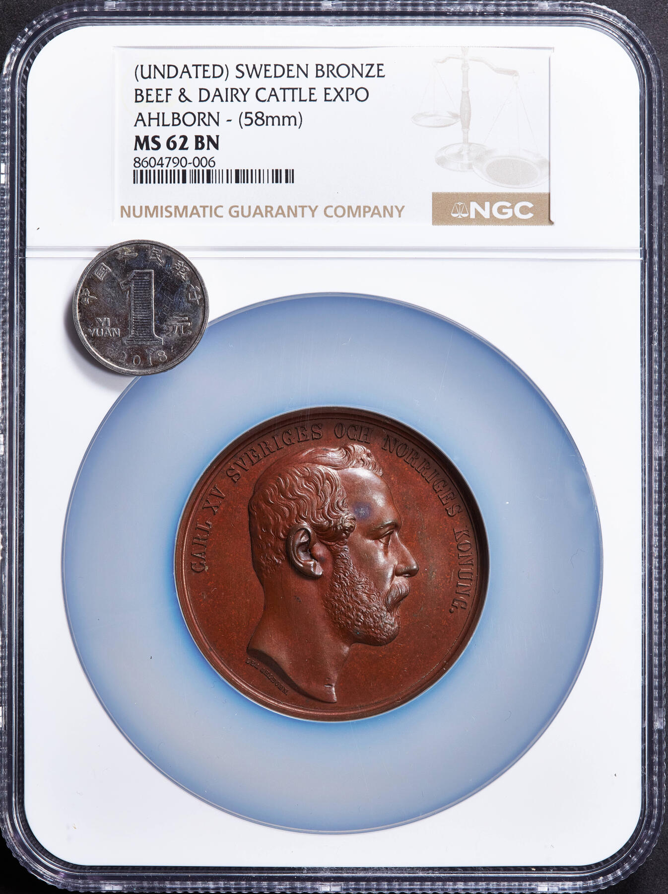 【俄甄集藏】2025年(045)12-03 星期三 晚 19:30 全场包邮 瑞典1859-1872年卡尔十五世头像纪念肉牛与奶牛养殖畜牧业博览会大铜章，NGC MS62，高浮雕，巧克力包浆，名家林德伯格作品，直径58mm