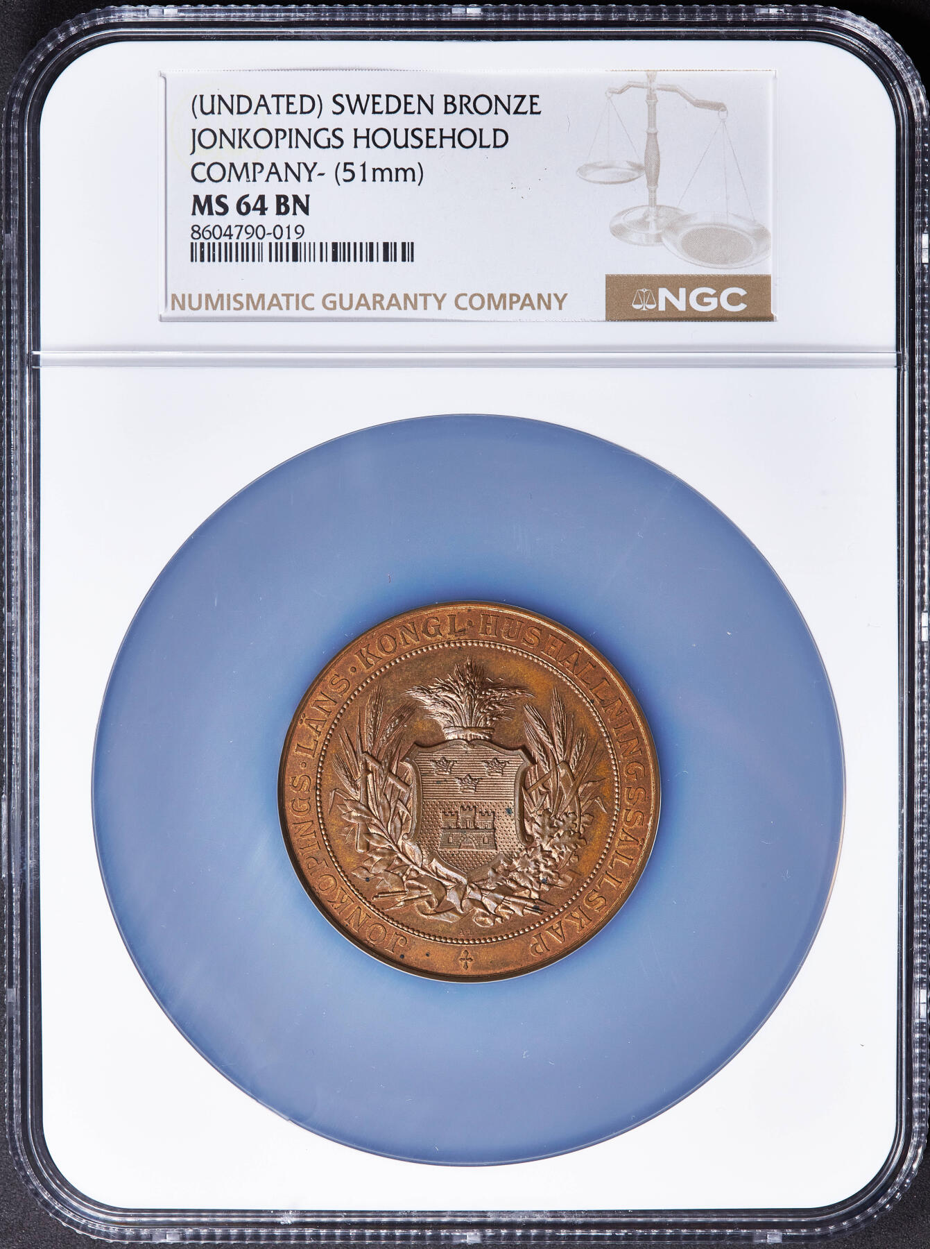 【俄甄集藏】2025年(045)12-03 星期三 晚 19:30 全场包邮 瑞典19世纪延雪平皇家家庭协会荣誉大铜章，NGC MS64，原铜光养眼，正面为延雪平地区纹章，直径：51mm