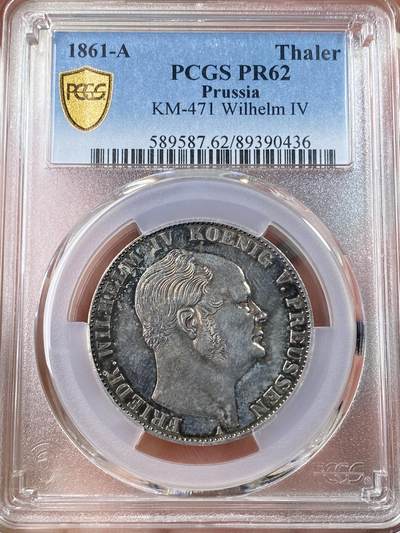万国钱币拍卖第056期 - PCGS PR62 1861年德国普鲁士威廉四世离冠鹰精制联合泰勒 紫罗兰炫彩包浆 好状态略有低评 国王逝世年份，关门币，少见。镜面喷砂浮雕，打制犀利，德系精铸典范。普制也不多，只有10000枚。精制版发行量仅仅250枚。洋葱国王大头+离冠鹰，很有意思的设计。	 