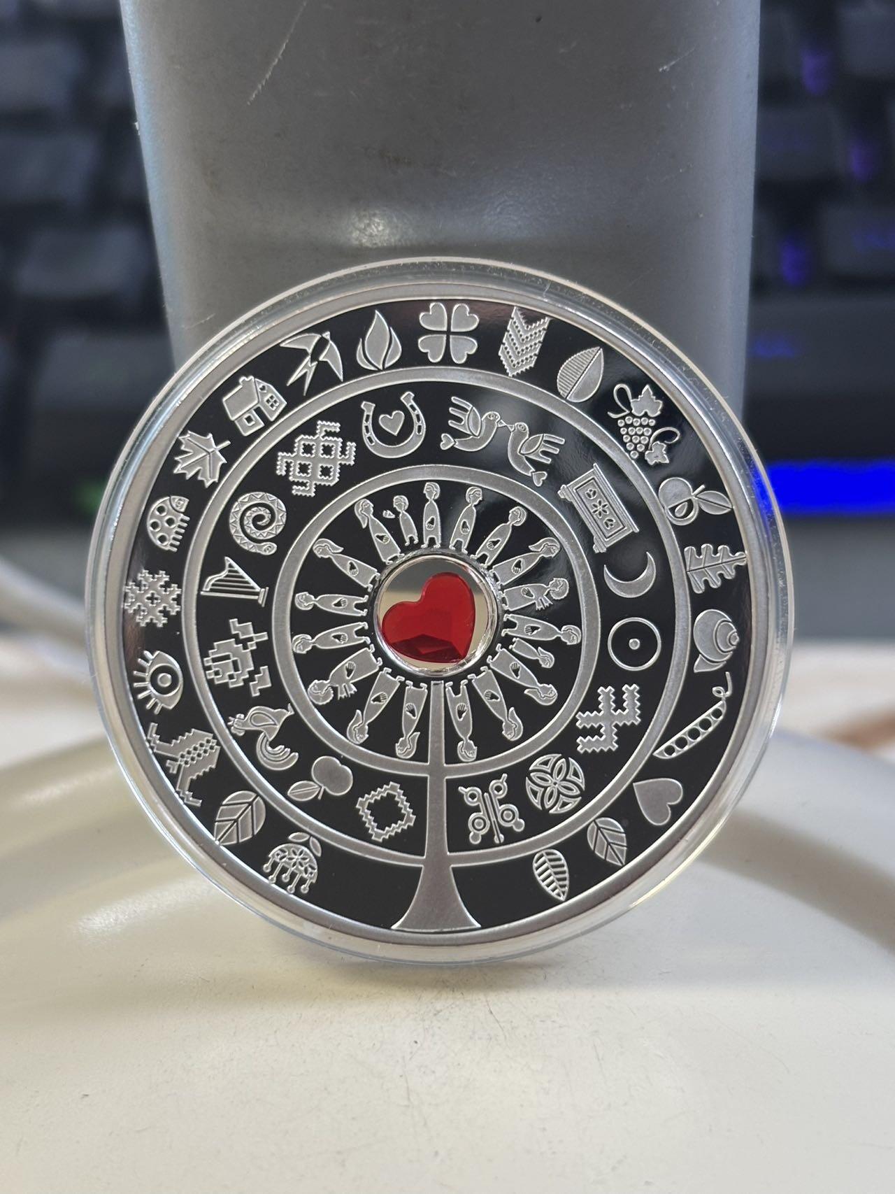 第183期拍卖 纽埃2021年世界民俗系列1爱镶嵌水晶精制银币，29.8克，银999，中间的心形可以拿出