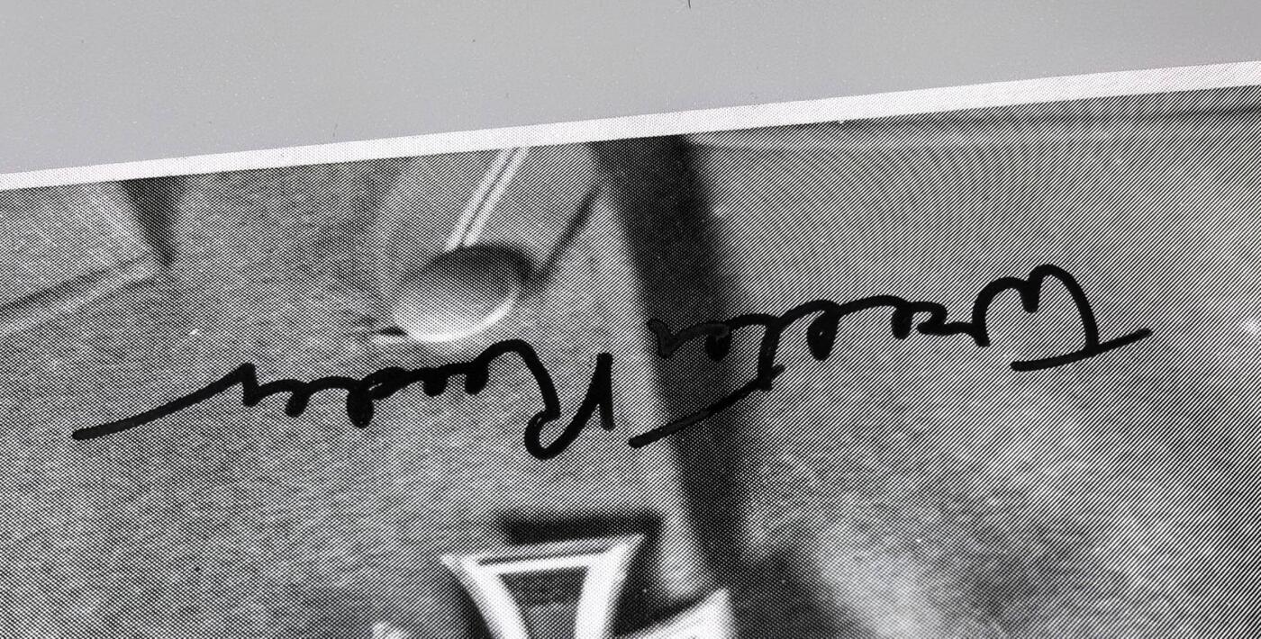 小驴勋章奖章收藏11月29日周六晚六点拍卖（珍爱和平，收藏战争，铭记历史，勿忘国耻，忠党爱国。有偿代拍，送拍规则在简介最后，参拍须阅读规则后再参拍，关系到运费包装发货时效真假辨别等关键信息，拍卖时不再发原图，看大图店主微信码在拍卖店铺介绍里） 最后释放的战犯、骑士铁十字勋章获得者，党卫军少校walter reder沃尔特·雷德（1915年2月4日-1991年4月26日）战后稀有签名照。