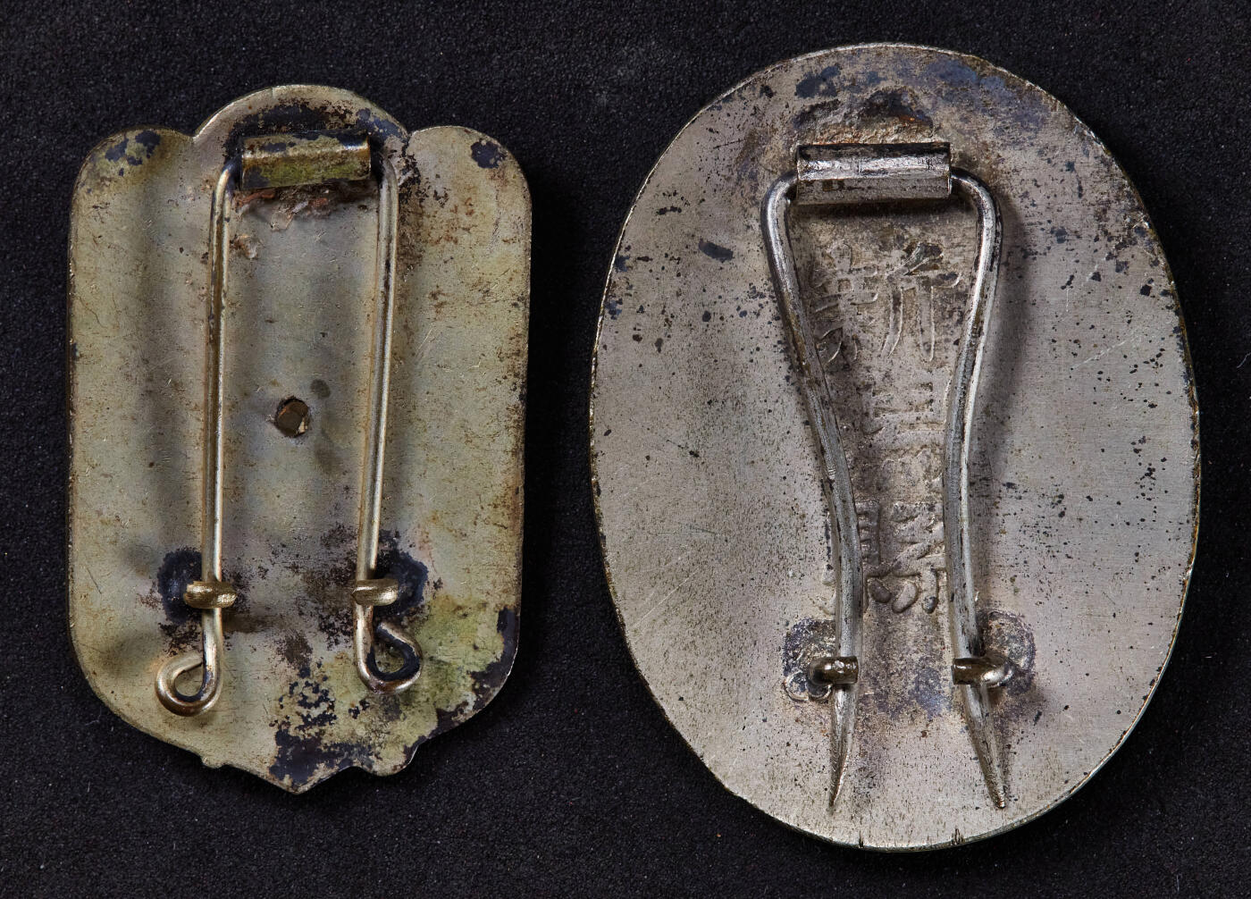 【俄甄集藏】2025年(045)12-03 星期三 晚 19:30 全场包邮 日本战时海军、消防奖章2枚一组，合金镀银，海军章尺寸：43mm x 27mm，重量：15.52克，消防章尺寸：50mm x 35mm，重量：23.63克