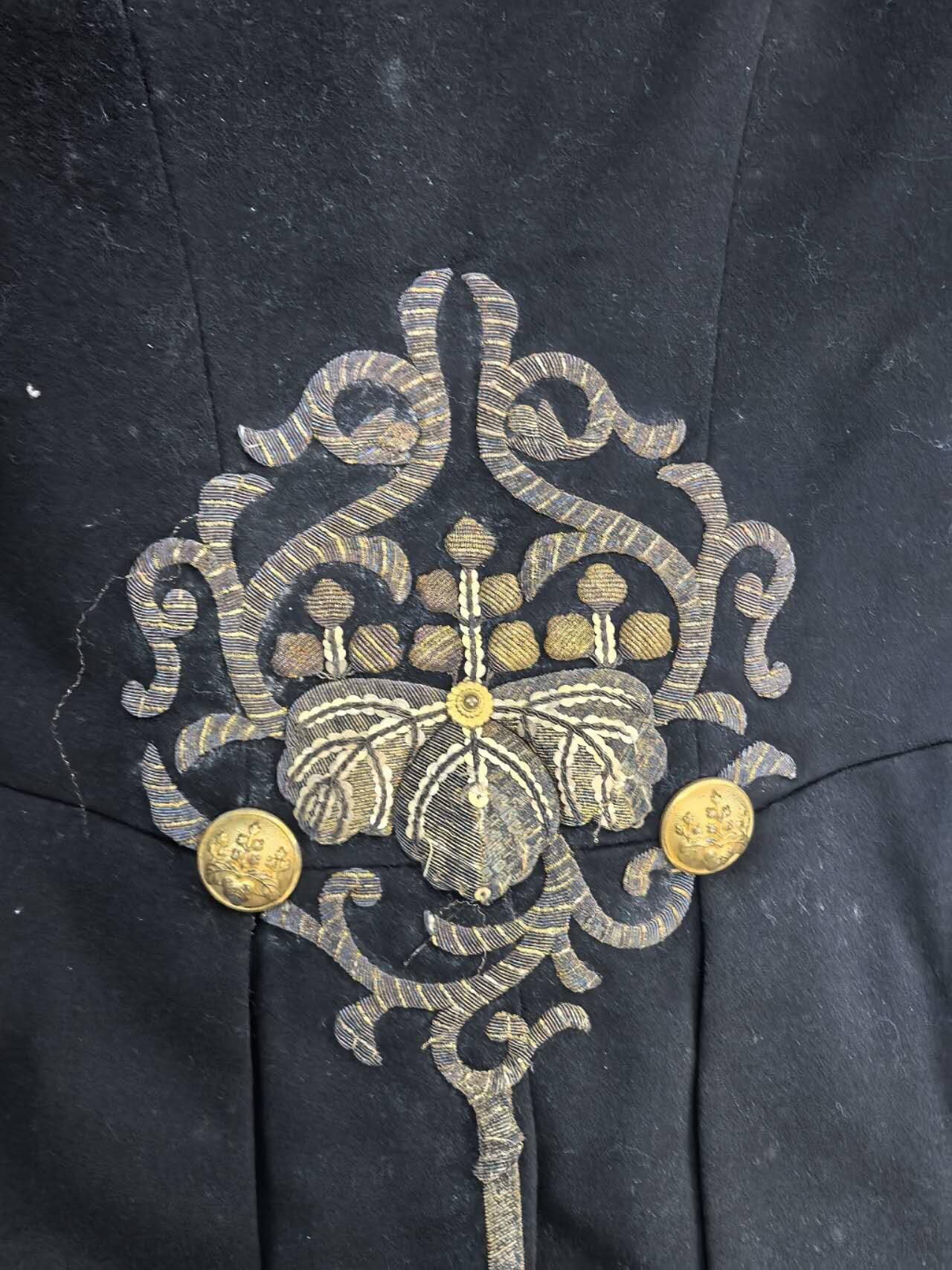 小驴勋章奖章收藏11月29日周六晚六点拍卖（珍爱和平，收藏战争，铭记历史，勿忘国耻，忠党爱国。有偿代拍，送拍规则在简介最后，参拍须阅读规则后再参拍，关系到运费包装发货时效真假辨别等关键信息，拍卖时不再发原图，看大图店主微信码在拍卖店铺介绍里） 日本文官燕尾服礼服带白衬衣，羊毛金属刺绣，大小未测量，运输途中刺绣部分有概率会脱落，介意勿拍