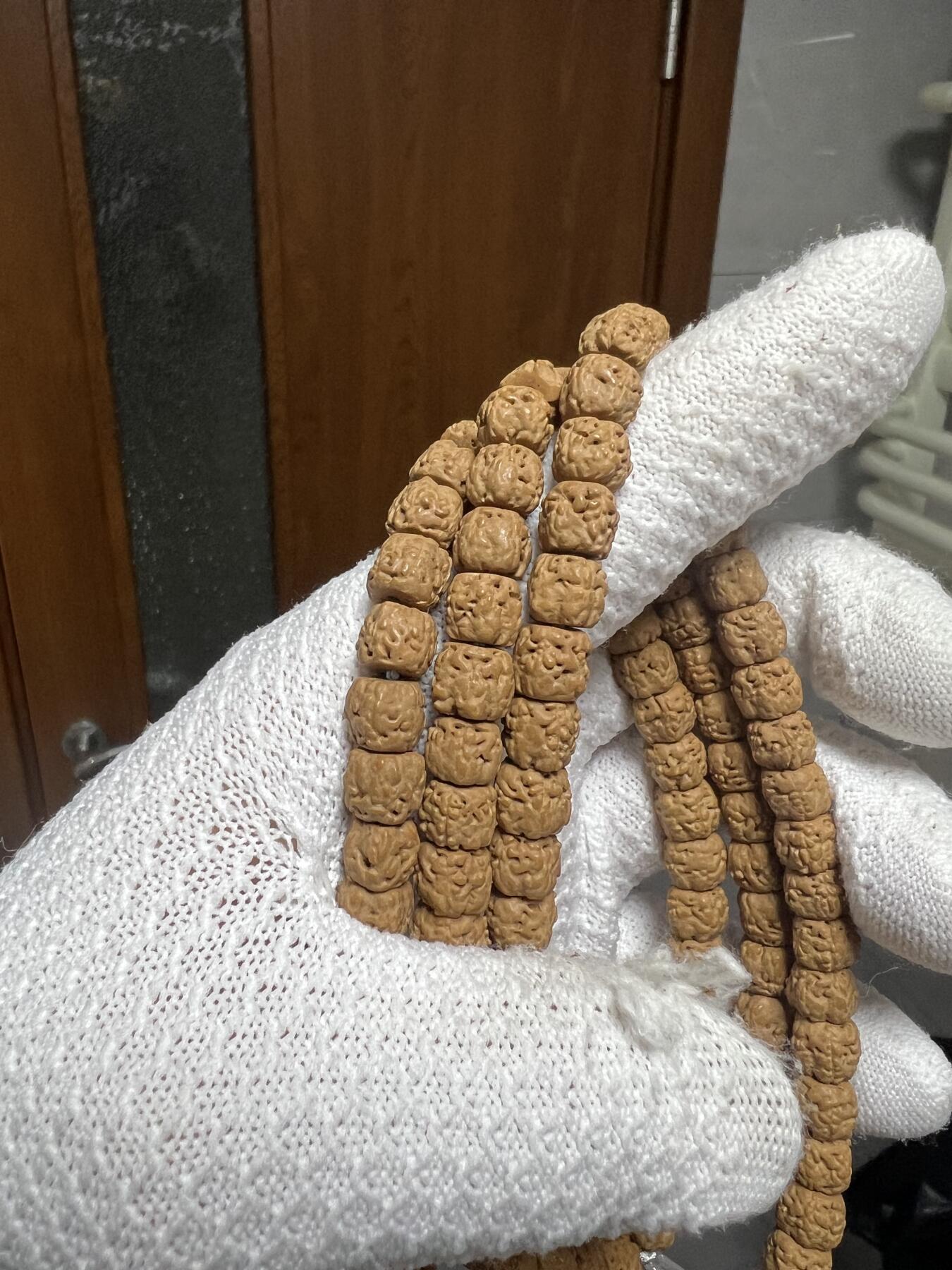 零元拍：龙切 五爪小佛手108 长串7MM左右，非常容易变红，坊间人称三日红，很容易有盘玩成就感。图8是我自己盘玩效果，后三图是另外一串只戴没盘20天效果