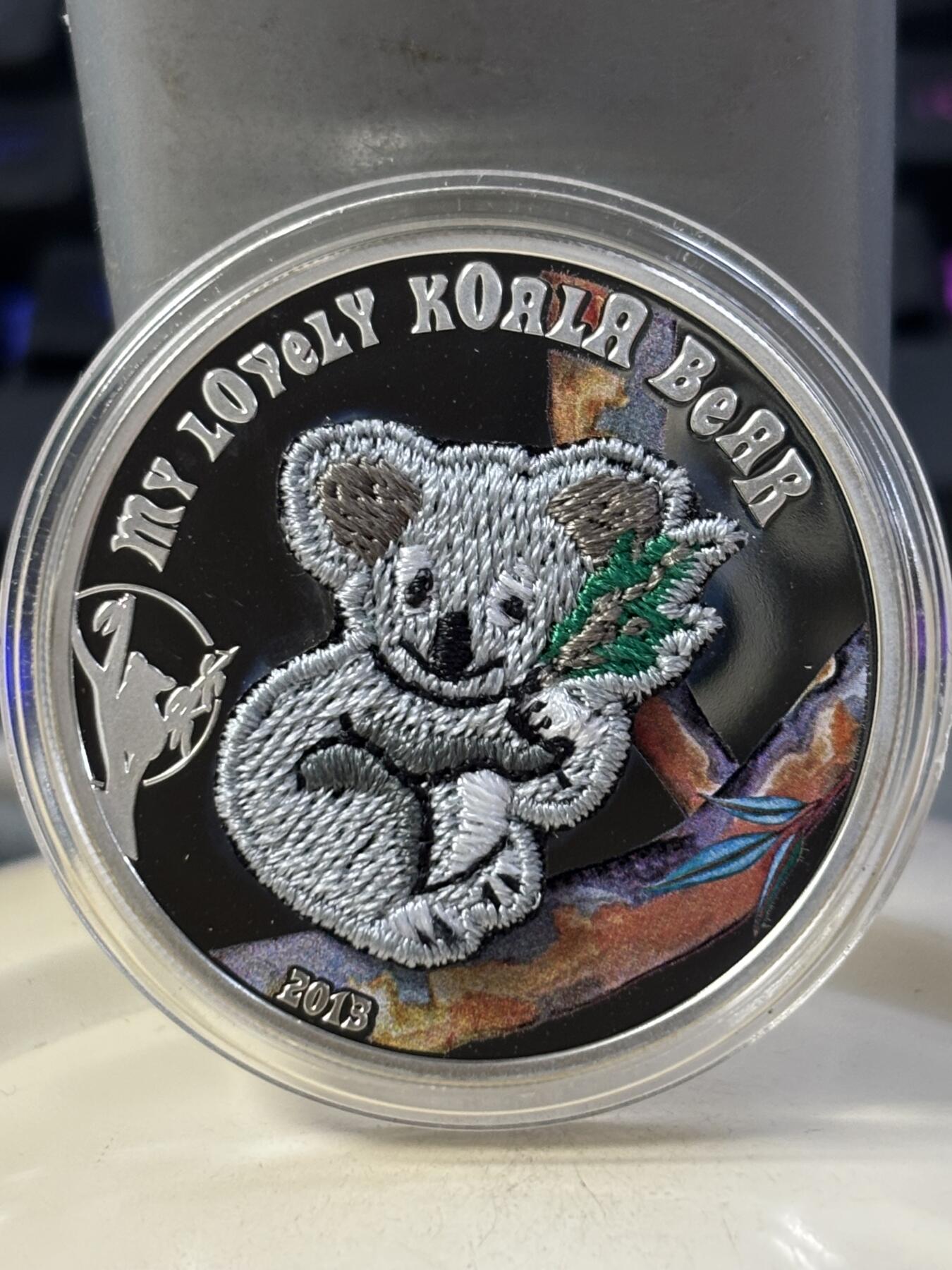 第183期拍卖 帕劳2013年考拉镶嵌实体瑞士刺绣针织纪念银币带证书，925银，25克，发行2013枚，有氧化