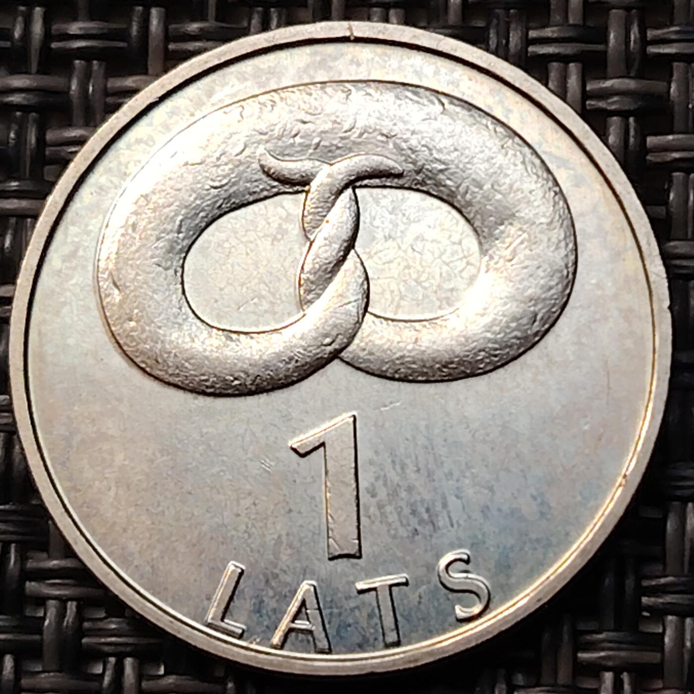 布加迪🐬～世界钱币(上海)🌾第 262 期 /  各国套币和散币 拉脱维亚🇱🇻 2005年 1拉特  纪念币 椒盐脆饼