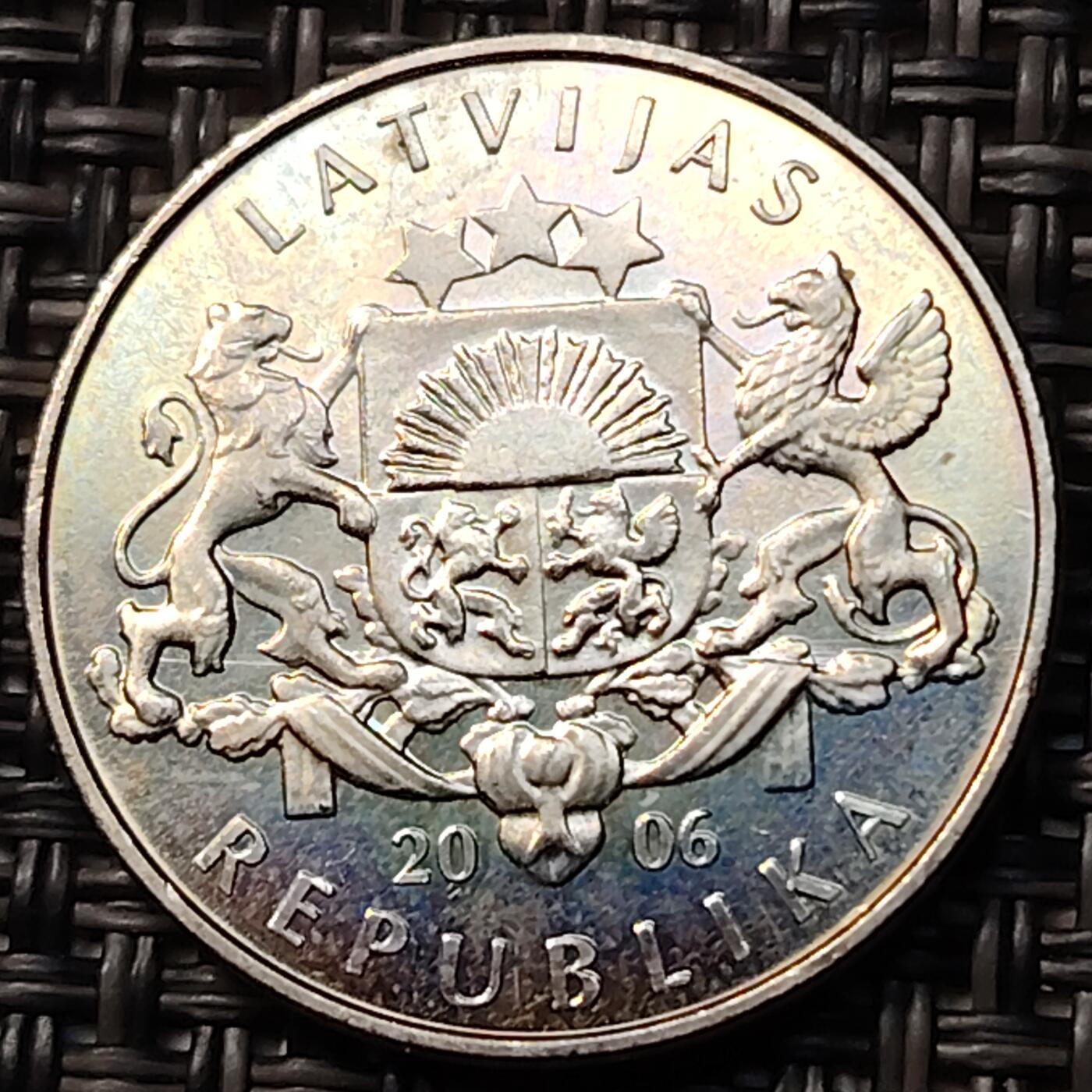 布加迪🐬～世界钱币(上海)🌾第 262 期 /  各国套币和散币 拉脱维亚🇱🇻 2006年 1拉特 纪念币 夏至